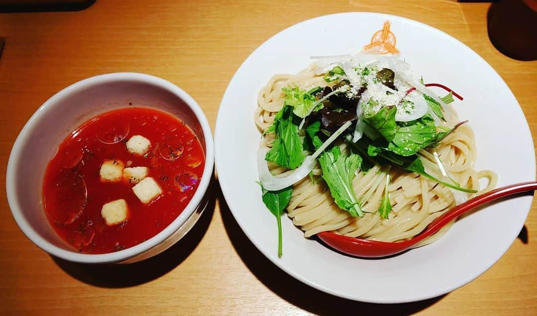 山本しろうさんのインスタグラム写真 - (山本しろうInstagram)「トマトはやっぱり三田製麺所のトマトつけ麺にかぎる #二日で一トマト #三田製麺所 #南青山店 #つけ麺 #トマト #トマト！！」9月6日 16時38分 - yamamotoshiroto