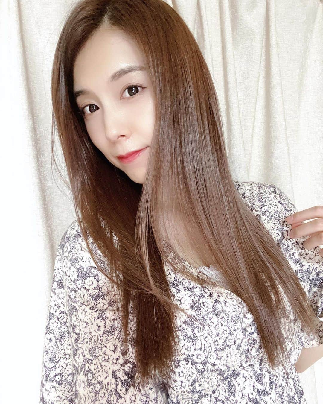 麻衣愛さんのインスタグラム写真 - (麻衣愛Instagram)「ロナロナヘアサロンでトリートメントしてもらいました☺️🙌 サラサラです〜💗自分の髪がこんなにサラサラなのは自分でもはじめて見ました👀笑笑 #lonalona #hairstyle #treatment #hairtreatment #hairsalon #ロナロナクリニック #ロナロナヘアサロン #トリートメント #ヘアトリートメント #wallop #美容皮膚科 #美容室」9月6日 16時44分 - maiaiii_0814