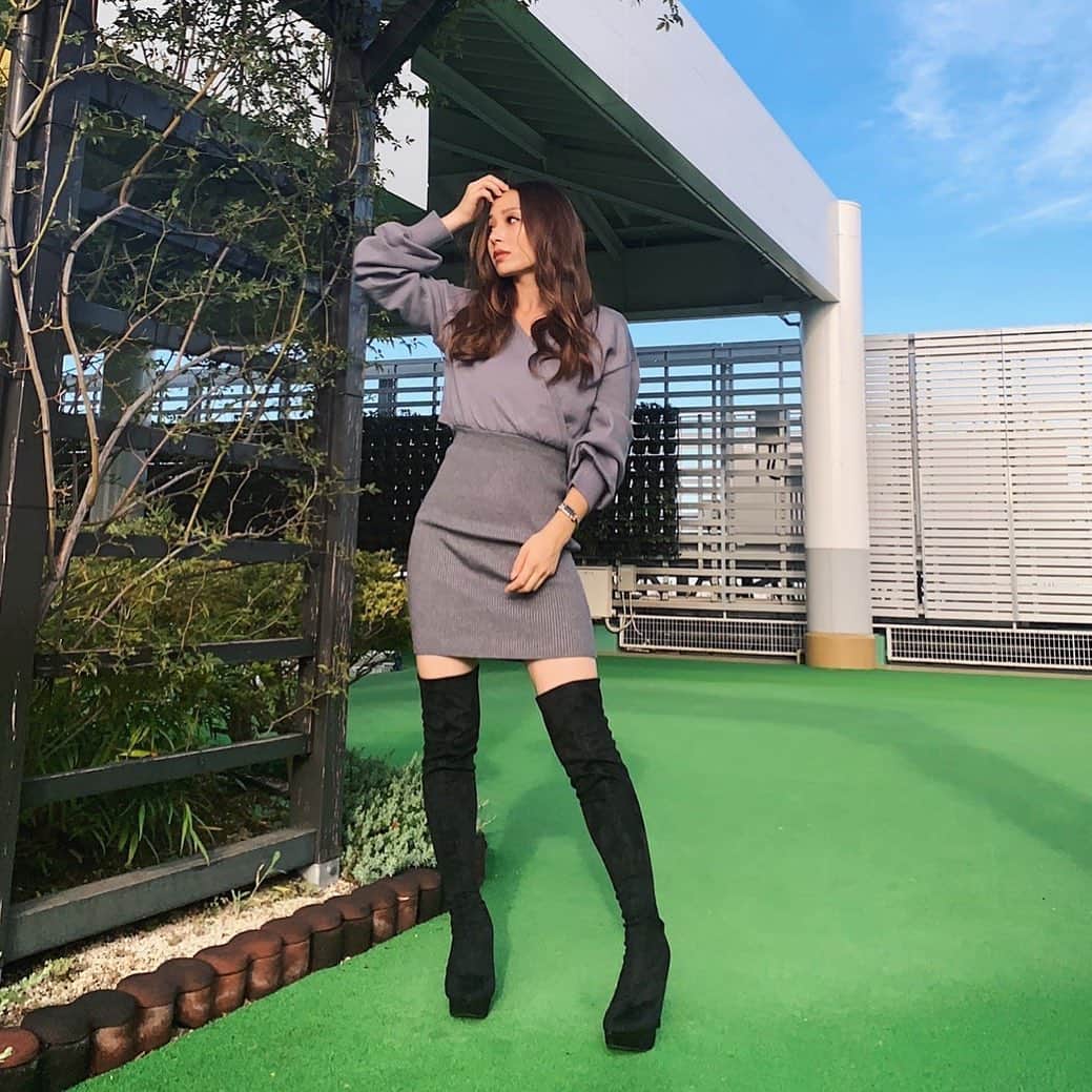のインスタグラム：「. ニーハイブーツ今年も入荷💓 美脚見え間違いなし🥺‼️ 履き心地は靴下感覚の フィット感と履きやすさも抜群✨ . 在庫少なめなので気になる方は DMにてお問合せください📩 ↪︎ @t.misaki_0301  . #lipservice #lip_official #code #fashion #lip_misaki #ルミネ北千住」