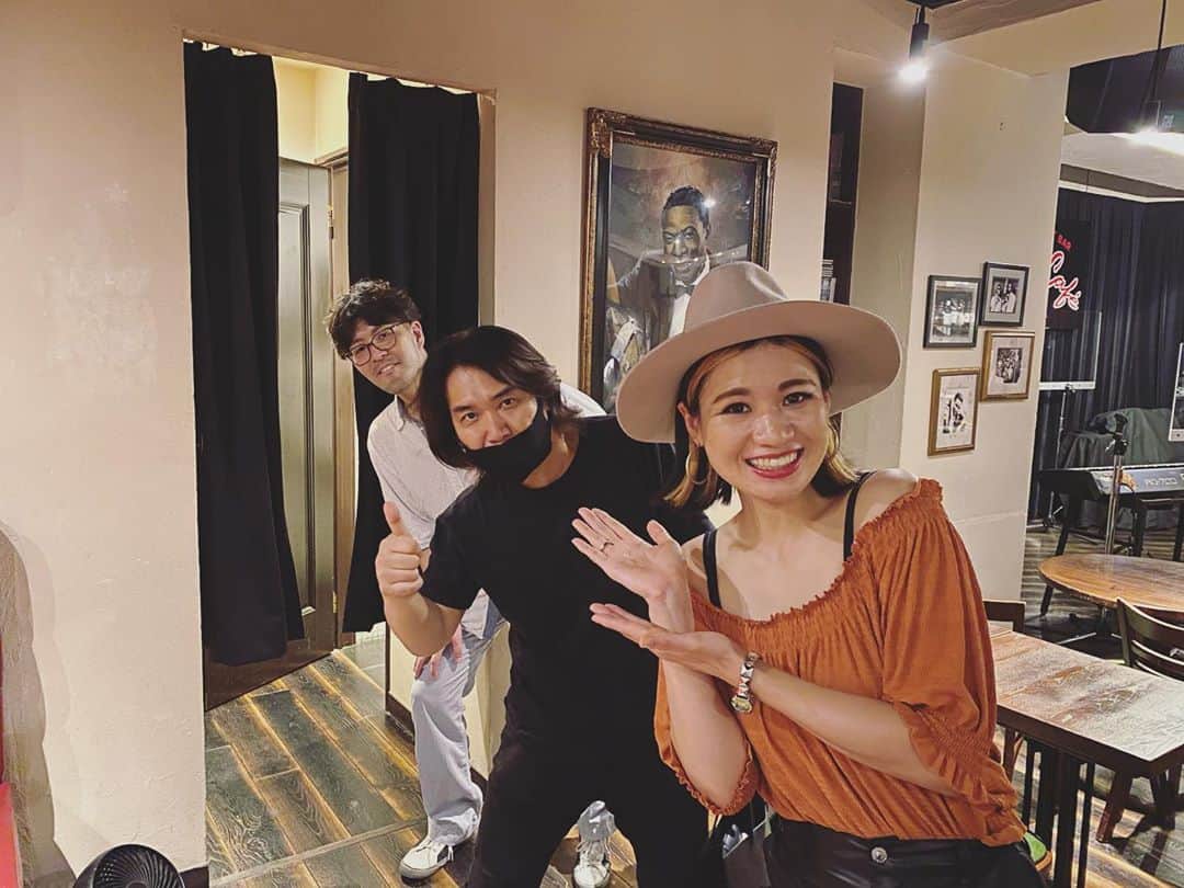 塚本直のインスタグラム：「パラダイスカフェ企画LIVE★  #マサ小浜  #竹越かずゆき  #塚本直  お越し頂いた皆様、配信見て頂いた皆様も本当にありがとうございました！！  今回も色んな意味で何が起こるかわからないLIVEでしたが、、、 生きている音楽を感じることができて心から幸せでした。 企画してくださったパラダイスカフェさんに感謝です🙏🏻✨  #パラダイスカフェ  #横浜 #関内  #live #singinglife  #歌っている時  #ニヤニヤしがち  #配信のリアルタイムのコメントってとても嬉しいですね」