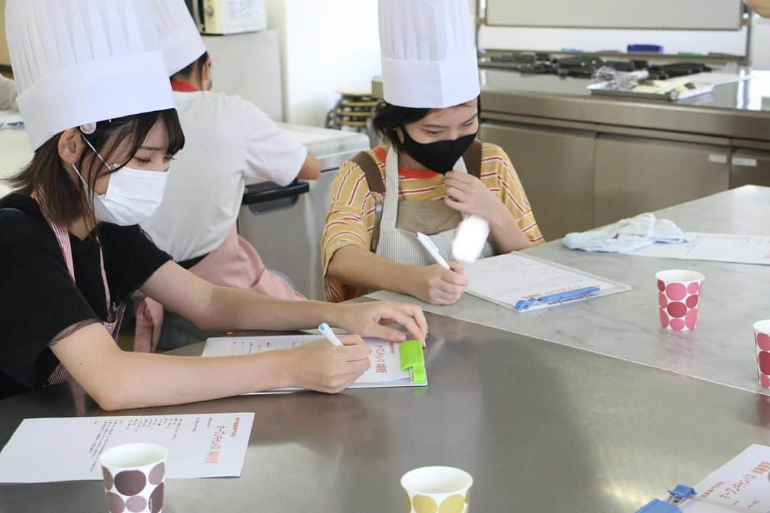 神戸製菓専門学校（公式）さんのインスタグラム写真 - (神戸製菓専門学校（公式）Instagram)「🌈オープンキャンパス🌈 本日は既に #AO認定 を受けた方・出願して合格した方限定のオープンキャンパスでした😃  メニューは「#シフォンケーキ 」🍰  普段のオープンキャンパスよりもレベルアップした内容で行いました❗️💪  #シフォンケーキ を家で作ったことがある方も多いと思いますが、「うまく膨らまない」といったような失敗経験をされた方も多いのでは？😌  入学後に教わる「#製菓理論 」の授業を受けていただき、「#メレンゲ を上手に泡立てるコツ」について、材料の性質など理論的な部分を学んでいただきました。  「砂糖を入れるタイミングや混ぜる速さでメレンゲの状態が変わるのを見れて面白かったです😮」「今まで知らなかった細かい所などをたくさん知れて、自分が失敗した原因もわかりました😊」「入学後が楽しみになりました😆」など、たくさんのご意見ありがとうございました🌟(^O^)  今日参加できなかった皆さんも、入学後また一から勉強するので大丈夫です♪  早めに進路が決まる #AO入試 のメリットを活かして、今のうちから#お菓子作り や #パン作り に取り組んでみたり、いろんなお店を回ったりしてみてください✨  次回のオープンキャンパスは9/13(日)秋のフルーツタルト💗😊高校1.2年生のみなさんや、進路を迷われている高校3年生、既卒のみなさん、お待ちしております🤗AOエントリーも受付中です💡  #神戸製菓　#神戸製菓専門学校　#神戸製菓専門学校oc #オープンキャンパス #製菓　#パティシエ　#専門学校　#お菓子作り好きな人と繋がりたい #お菓子　#製菓専門学校　#パティシエカメラ部 #神戸　#三ノ宮　#三宮　#カフェ　#pattisier #cake #sweets #sweet #instagood #instasweet #pattistagram2020」9月6日 16時55分 - kobeseika_info