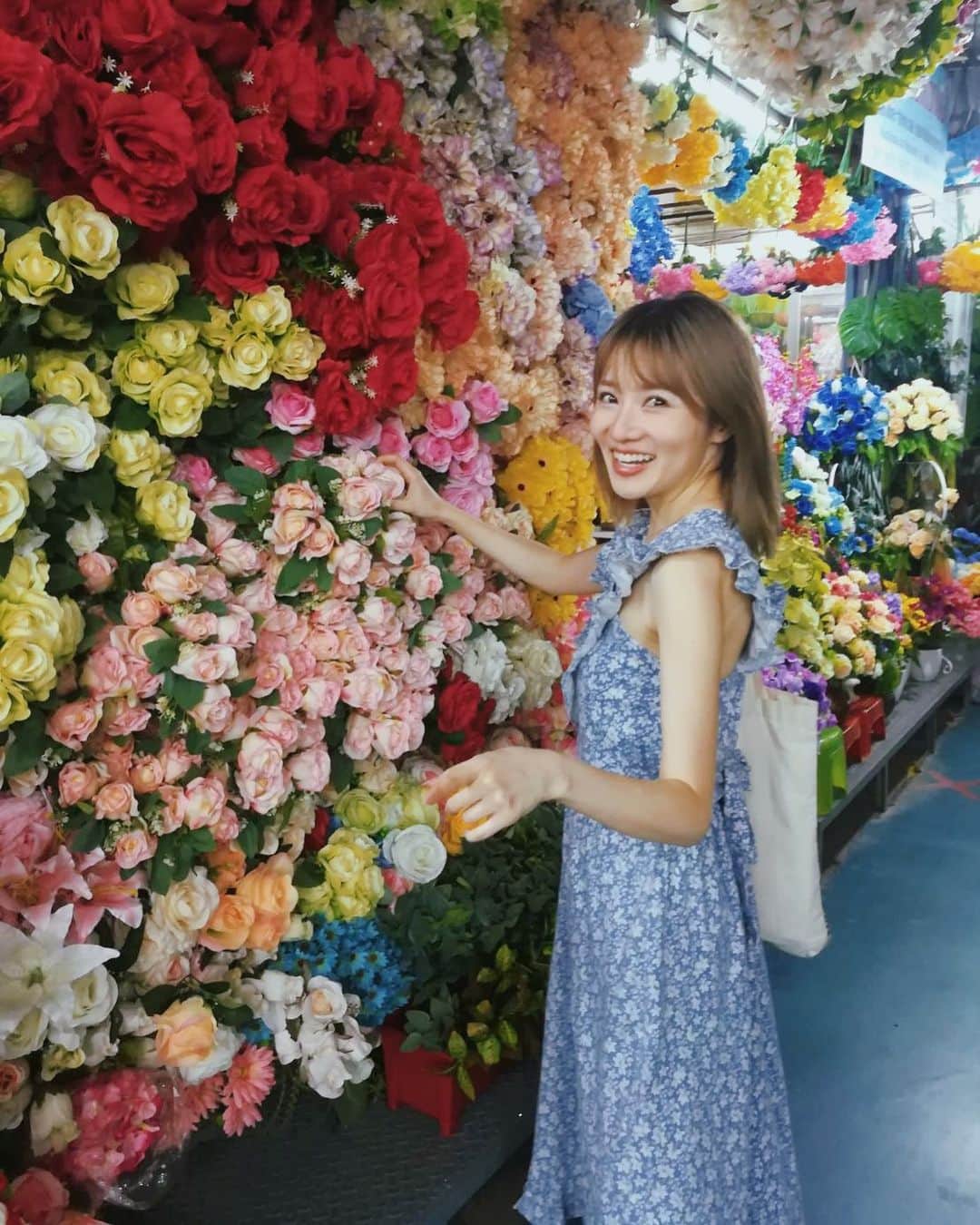 のインスタグラム：「ไปตลาดมา🌼 ทุกคนไปเที่ยวหมด กรุงเทพไม่มีใครอยู่😂 . タイは3連休🧚🏻‍♀️💕✨今日はマーケットに行ってきたよ🌼 . . . #มิมุ #ไม่ใช่มุมิ #คนญี่ปุ่น #เที่ยว #ตลาด #Mimu #bangkok #bangkoklife #thailand #market  #みーむーの表情ね😂 #ジワる」