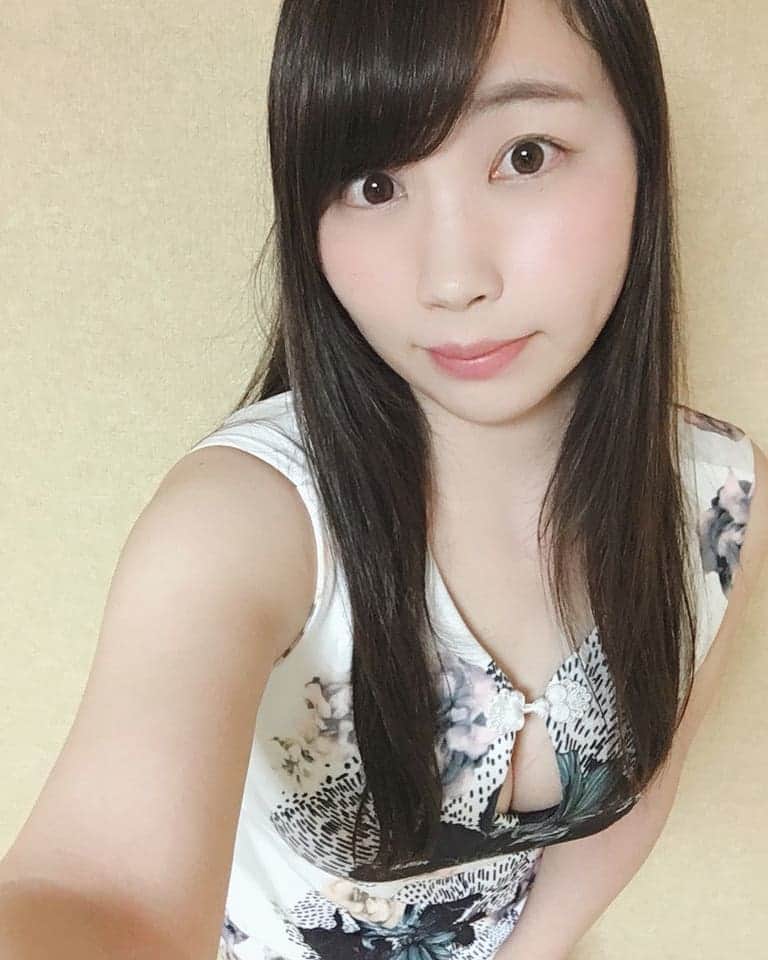 のインスタグラム：「#グラドル政治チャンネル さっきアップしたよぉ～✨ YouTube内 グラドル政治チャンネルで検索🔍して観てね🎵 . . 石破さんがあつまれどうぶつの森🌳を選挙活動に利用するのが、ニンテンドーネットワーク利用規約に違反するんじゃないかってネットで話題になっていたことを話してみました。 . 現在は確認のため停止中とのことですが❗あつ森はバイデンさんも利用していましたね🤔！ . . . あっ、グラドル政治チャンネルということでたまーにグラドルっぽい？服も着ていこうと思ってます😁今回は欲しいものリストから頂いたチャイナ服を💓 . . . . . #政治 #グラドル #グラビアアイドル #チャイナドレス #チャイナ服 #白葉まり #あつまれどうぶつの森 #あつ森 #コスプレ #YouTube #YouTuber #goodevening #goodnight」