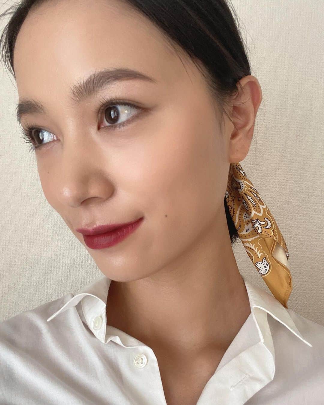 のインスタグラム：「hairmake up by @chibilisa 私服の白シャツに合うメイクをしてくれました👏😍感謝  #hairmake #makeup」