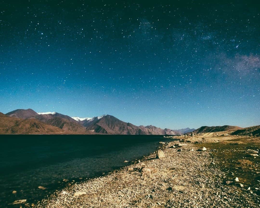 National Geographic Travelさんのインスタグラム写真 - (National Geographic TravelInstagram)「Photo by @junmichaelpark  Stars shine over Pangong Tso in Ladakh, Jammu and Kashmir, India. The lake is located 4,250 meters (13,944 feet) above sea level and extends from India to China. It was a backdrop in the Indian movie “3 Idiots.” For more photos and stories, follow @junmichaelpark.」9月6日 17時08分 - natgeotravel