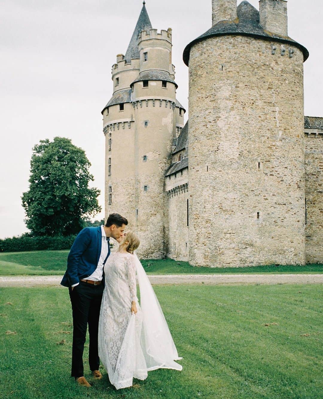 ミナのインスタグラム：「Dreaming of a wedding in a castle? Have a look at this inspirational photo shoot featured in our blog. Link in bio.⁠ ⁠ Photography: @alexanderjcollins ⁠ Venue: @chateaudebonneval ⁠ Makeup: @laura_cawte ⁠ Stylist: @andthenwegotmarried ⁠ Stationery: @guillaumebernardcreative ⁠ Models: @blonde.bonnie and @sw202020 ⁠ ⁠ ⁠」