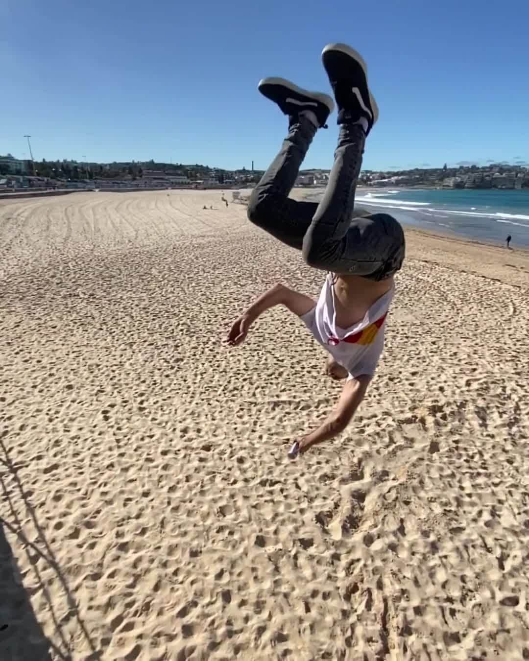 レッドブルのインスタグラム：「@domtomato be like: "waste not want not" 🤷‍♂️  #redbull #givesyouwings #parkour #freerunning #beach」