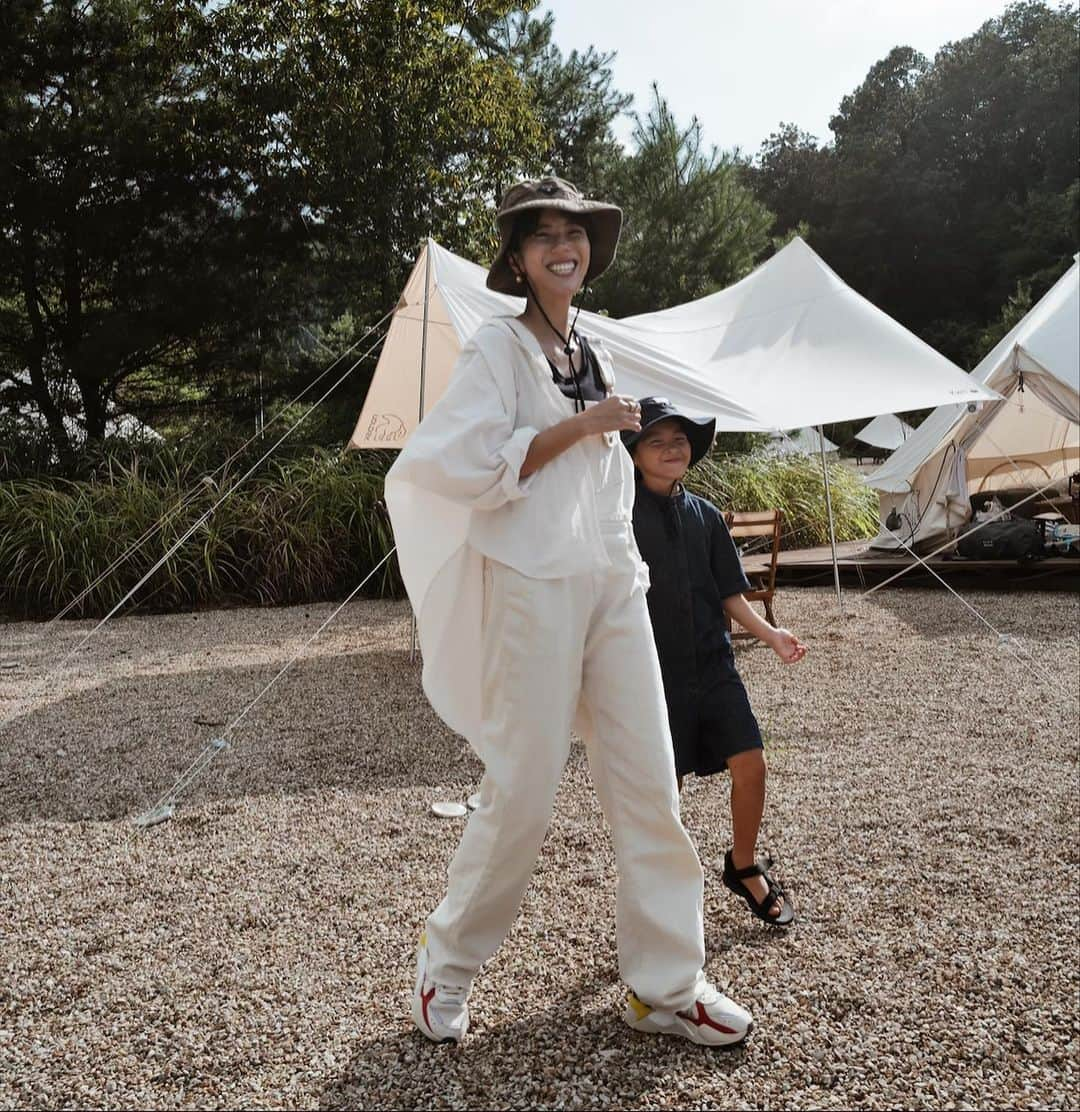 正中雅子さんのインスタグラム写真 - (正中雅子Instagram)「Camp⛺️🌞🤍 * お天気に恵まれた土日だったー！✌️ * Campには、デニサロにオーバーシャツを羽織でオールホワイトで🤍 * 羽織るにはまだ暑い気候だったけど、だんだん朝晩は涼しくなってくるから このオーバーシャツは羽織りとしてもユルッとこなれ感でてオススメ🤍 * いま、予約販売しているので是非ご検討下さい☺︎ * 🧑🏾デニサロ&シャツ　@machatt_  ハット　@billabong  スニーカー　@puma  * 👧🏾ロンパース　@co.label  @kinuandkotta  ハット　@thenorthface  サンダル　@teva  息子も娘とおそろコーデ だったけど走って逃げってた🐒 * あー！最高の週末だった♡ * #MACHATT #masaco服」9月6日 17時16分 - masacoshonaka