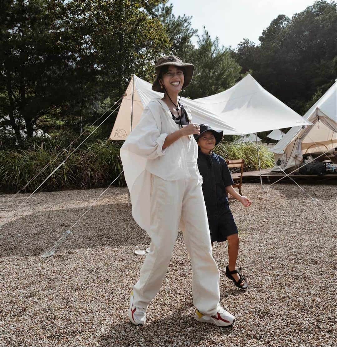 のインスタグラム：「Camp⛺️🌞🤍 * お天気に恵まれた土日だったー！✌️ * Campには、デニサロにオーバーシャツを羽織でオールホワイトで🤍 * 羽織るにはまだ暑い気候だったけど、だんだん朝晩は涼しくなってくるから このオーバーシャツは羽織りとしてもユルッとこなれ感でてオススメ🤍 * いま、予約販売しているので是非ご検討下さい☺︎ * 🧑🏾デニサロ&シャツ　@machatt_  ハット　@billabong  スニーカー　@puma  * 👧🏾ロンパース　@co.label  @kinuandkotta  ハット　@thenorthface  サンダル　@teva  息子も娘とおそろコーデ だったけど走って逃げってた🐒 * あー！最高の週末だった♡ * #MACHATT #masaco服」