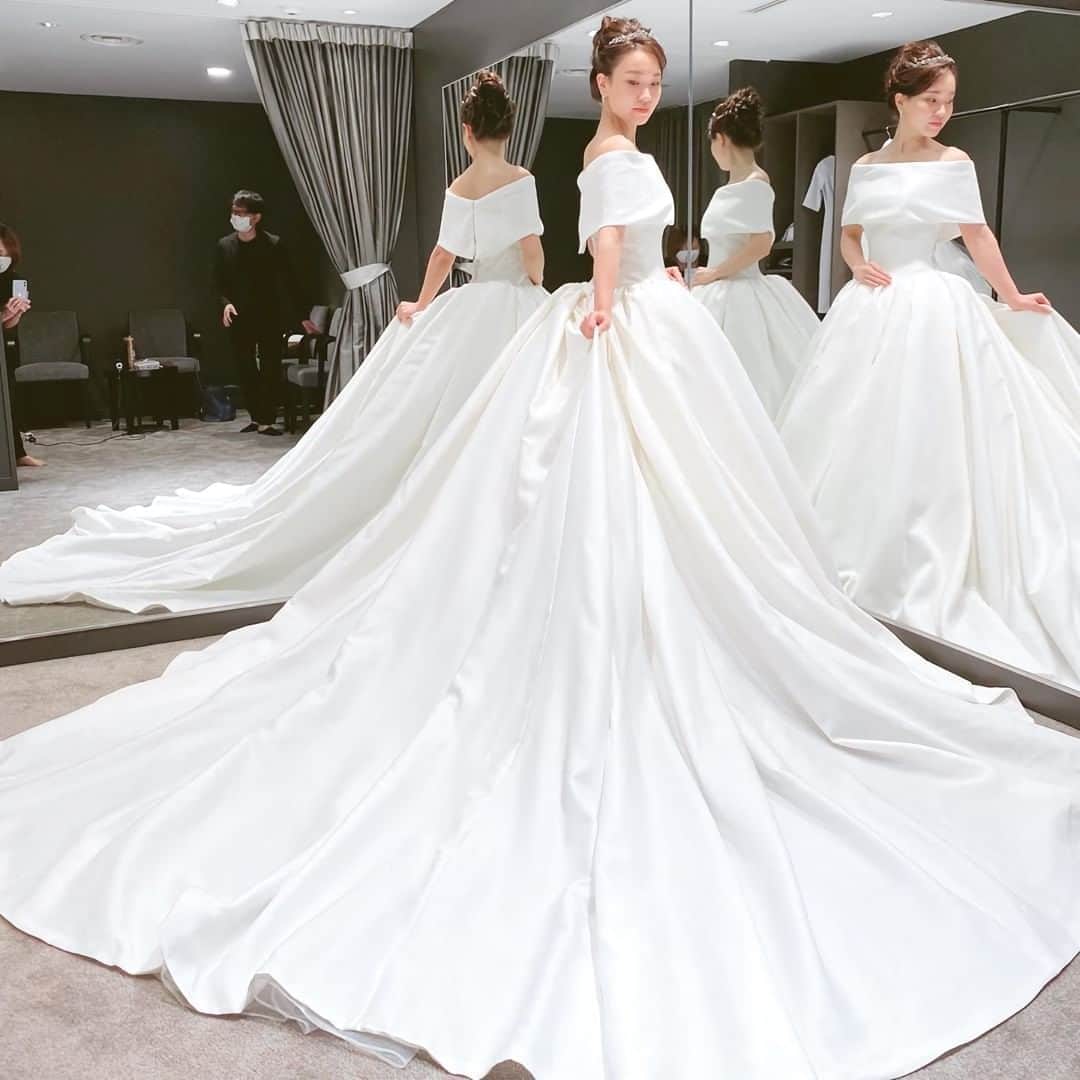 のインスタグラム：「@placolewedding【#Dressy花嫁 】【#プラコレ】をつけて投稿&フォローしてね♩ . ＝＝＝＝＝＝＝＝ . 純白のウェディングドレスには 女性の憧れが詰まってますよね👗  HATSUKO ENDOには ''運命の１着"と出逢えるように テイストの異なる ウェディングドレスがずらり❤️✨ 理想の花嫁になれちゃうんです💐  @hatsuko_endo  https://www.hatsuko-endo.co.jp/ . ＝＝＝＝＝＝＝＝ 👗Photo by... 1枚目>@m_mwed222 さん 2〜4枚目>@hatsuko_endo さん ＝＝＝＝＝＝＝＝ 『#Dressy花嫁』『#プラコレ』の ハッシュタグをつけて写真をUPしてね✦ 花嫁アプリ『Dressy by プラコレ』の 記事に掲載＆リグラムされるかも♩ . みなさまからのいいねや保存 コメントをお待ちしています♥ 「このウェディングドレス可愛い！」 「ヘアスタイルも気になる！！」 「今の花嫁さんの流行りは！？」etc. . ＝＝＝＝＝＝＝＝ 花嫁アプリでは、 プロのアドバイザーに結婚式の相談を何度でも♡ ウェディングドレスの記事や、 自分のウェディングレポを残せちゃう♡” . ＞＞＞TOPのURLからcheck ⋈ @placolewedding ＞＞＞結婚のご相談は プラコレウェディングアドバイザーへ♡ @wedding_adviser ＞＞＞ウェディングレポを残したいなら、 farny by プラコレをcheck ✎ @farny_wedding ＞＞＞ウェディングアイデア＆DIYは ドレシーアイデアcheck ❁ @dressy_idea >>>素敵なドレスに出会いたい花嫁さま♡ @dressyonline_をcheck . ＝＝＝＝＝＝＝＝＝＝＝＝＝＝＝＝ . #プレ花嫁 #卒花 #花嫁 #卒花嫁 #結婚 #結婚式 #結婚準備 #花嫁準備 #weddingtbt #ウェディングドレス #カラードレス #トータルコーディネート #花嫁コーディネート #試着レポ #farnyレポ #2020冬婚 #2020秋婚 #2021春婚 #hatsuko_endo  #ハツコエンドウ #バックショット #挙式 #ドレス選び #花嫁スタイル #ドレス迷子 #運命の1着」