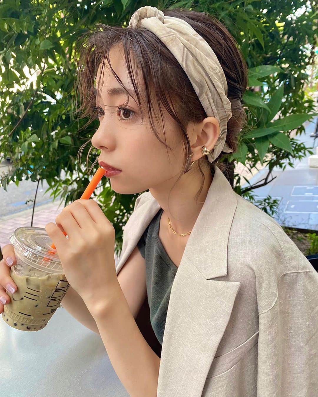 塩川裕美のインスタグラム：「.  スカーフアレンジ🕊  インナーカラーがいい感じに、、ꪔ̤̥🤍 にまいめback style載せてます‎」