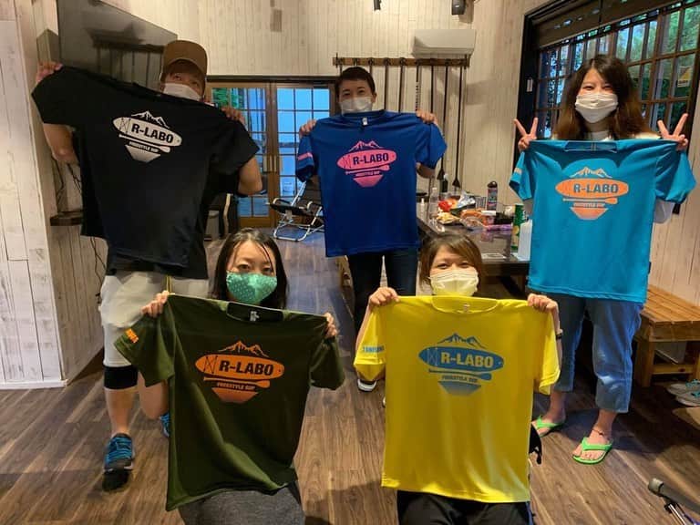 のインスタグラム：「第一弾！R-LABOドライTシャツ！ ご購入ありがとうございました  バリエーション豊かなTシャツが出来上がりました！ 利根川には色とりどりのTシャツがあふれています(´∀｀)  「もっと違う色も欲しい！！」 「頼み忘れちゃった！注文したい！！」 「みんなの見てたら欲しくなっちゃった！！」 などなどの御意見を受けまして…   第二弾！! R-LABOオリジナルドライTシャツ企画！ やっちゃいます！！！   ボディの色は42種類の中から選ぶことができます！ 前回のボディの色注文数ランキング！！   1位 ミックスパープル ！ 2位 オリーブ！ 3位 ブラック！   こんな順位になりました(*^_^*)   ちなみに！ 我らがボス！ ラマさんの選んだカラーは… ボディがネイビー、プリントがホワイト！ なんともクールなカラーリング☆ プリントカラーは ①ブラック ②ホワイト ③イエロー ④スカイブルー ⑤ストロベリー  それぞれ個性が出そうですね(*^-^*) これからの季節は山々も色とりどりになってきます。 みなさんもそれぞれの色、スタイルを出してみませんか？(ﾟ∀ﾟ)   サイズはS,M,L,XL,3L,4Lから選べます！   お値段はというと？？(^▽^)   R-LABOのツアーにまだ参加したことのない方はコチラ→4500円   R-LABOの会員カードを持っている方はなんと特別価格！！  青い会員カードをお持ちの方は500円引きでコチラ→4000円  ゴールド、プラチナカードをお持ちの方はコチラ→3500円   そしてそして、 ゴールド、プラチナ会員にお客さまは… 追加料金をお支払いいただくとプリントカラーを 44色の中からお選びすることができます！！ （ご希望の方はR-LABOのメールにてカラー一覧をお送りいたします。）     お問い合わせ、申し込みは info@rlabo-outdoor.com まで！ 件名に「オリジナルドライTシャツ」とご記入ください。     【受付方法】 R-LABOのメールにて下記の情報をご入力ください。   ・氏名 ・電話番号 ・住所 ・会員カードの有無（有の方は青、ゴールド、プラチナの記載をお願い致します。） ・ボディカラー（ナンバーとカラー） ・プリントカラー（ナンバーとカラー） ・サイズ（S,M,L,XL,3L,4L） ・枚数   ※注文例 ボディ001ホワイト、プリント①ブラック、サイズM、枚数1枚   R-LABOからの返信があり次第、受付完了となります。 （１週間以内にメールが届かない場合は再度ご連絡ください。）   ※〆切は9/20 23:59までとさせていただきます。   【商品の受け渡し方法】 商品の受け渡しは10月中旬を予定しています。   ・発送をご希望の方は着払いにて発送させていただきます。 ・R-LABOでの直接のお渡しで可能であれば送料がかかりません。   みなさん！このチャンスをお見逃しなく！！！！！  ちゃんのDMでもいいよー！！ 詳しくはブログにて！  https://rlabo-outdoor.com/news/5796/」