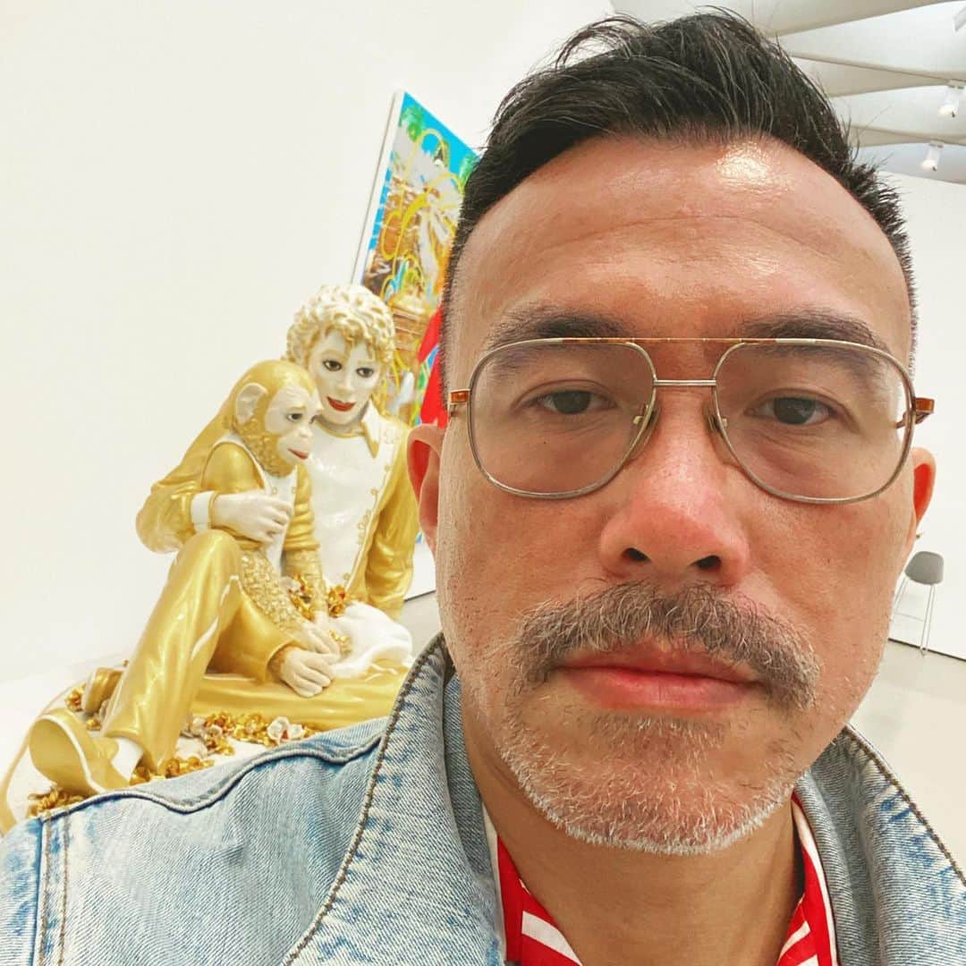 JJ.Acunaさんのインスタグラム写真 - (JJ.AcunaInstagram)「It’s September and I almost forgot that I selfied with Michael and Bubbles this year. #FoundNeverland #theBroad #Jeffkoons . . . #shotoniphone #jjphone11promax」9月6日 17時19分 - jj.acuna