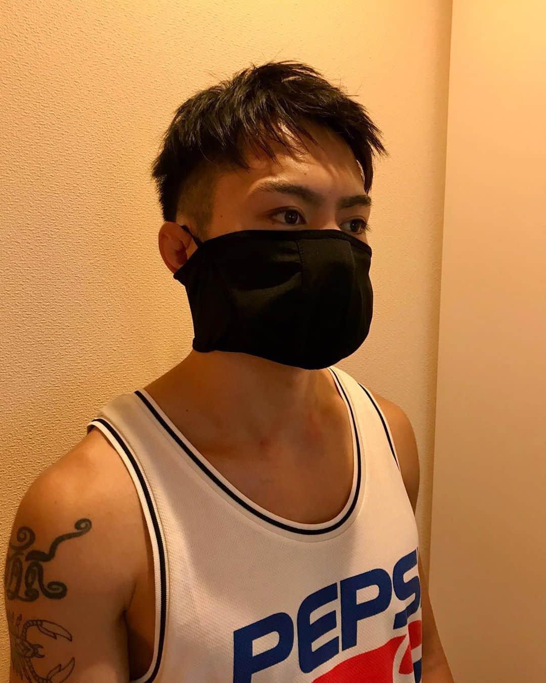 不可思のインスタグラム：「「paoinchou（パオインチュ）」のスポーツ用マスク @pao_in_chou   マスクつけてるのが気にならないくらい、めちゃくちゃ息が快適。  最近はスポーツやトレーニングする時にもマスクをつける事が多いと思うけど、普通のマスクだと呼吸しづらいし汗をかいたらすごい苦しくなりますよね。  このスポーツ用マスクは汗かいてもべちゃべちゃ感が少ない素材だし、呼吸も水分補給もしやすい作りだからマジでおすすめです。  調節用ボタンが付いてて小学校低学年〜成人男性まで装着可能だから、運動するお子さんにも是非。  カラーバリエーションも豊富です。」