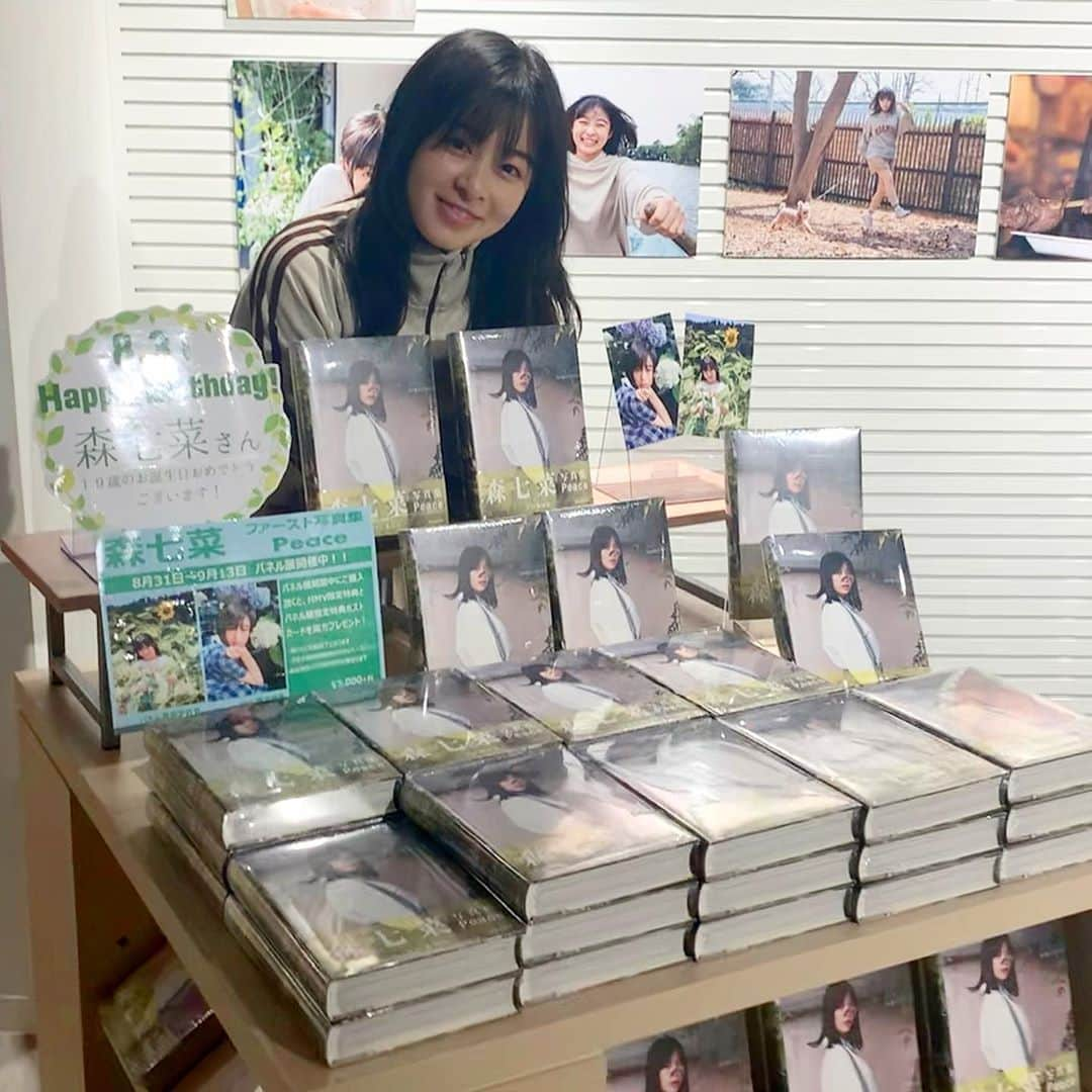 森七菜さんのインスタグラム写真 - (森七菜Instagram)「ファースト写真集『Peace』刊行記念パネル展へお邪魔してきました😊😊﻿ ﻿ 9月13日（日）までHMV＆BOOKS SHIBUYAとHMVパークプレイス大分で開催中〜‼️﻿ #写真集Peace」9月6日 17時29分 - morinana_official