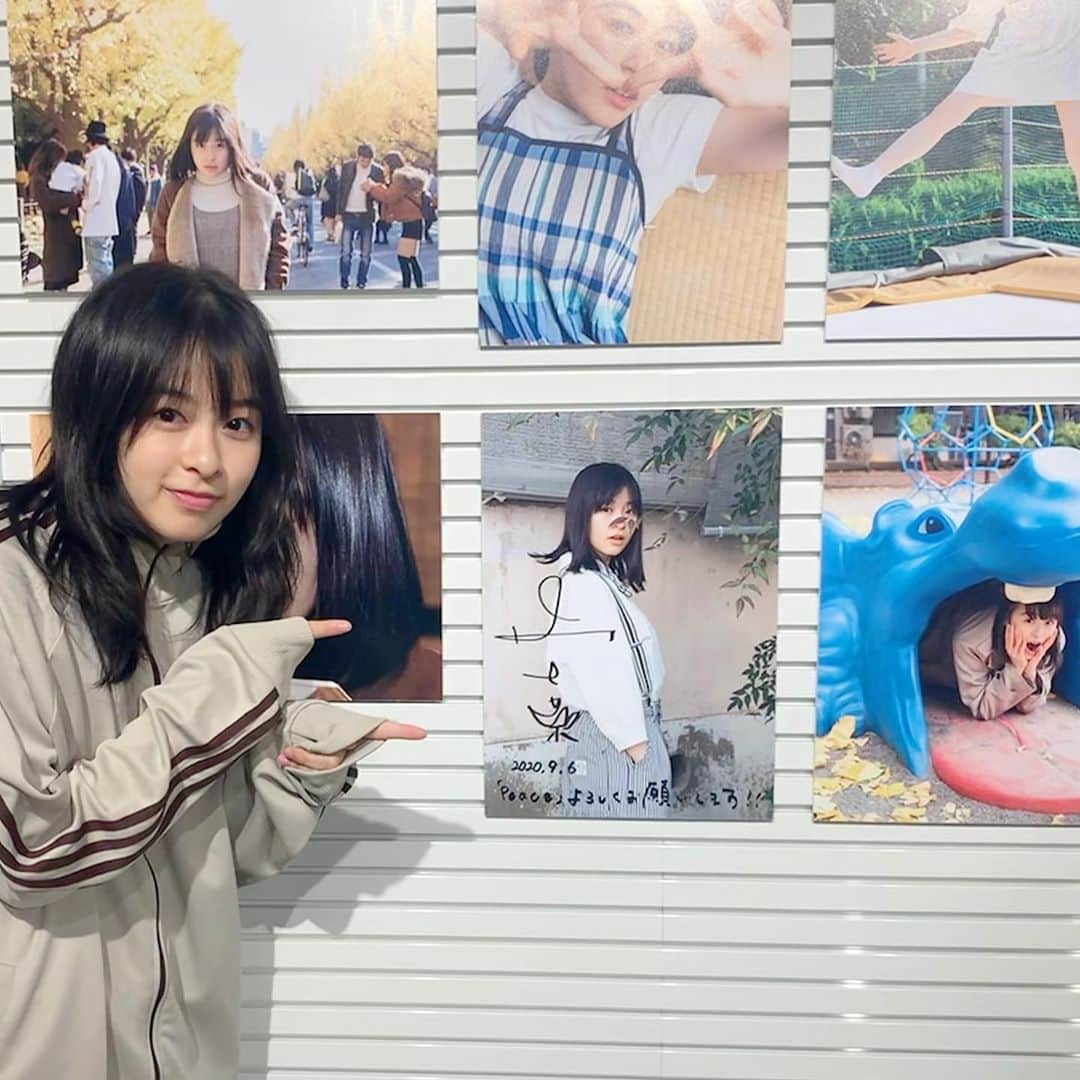 森七菜のインスタグラム：「ファースト写真集『Peace』刊行記念パネル展へお邪魔してきました😊😊﻿ ﻿ 9月13日（日）までHMV＆BOOKS SHIBUYAとHMVパークプレイス大分で開催中〜‼️﻿ #写真集Peace」