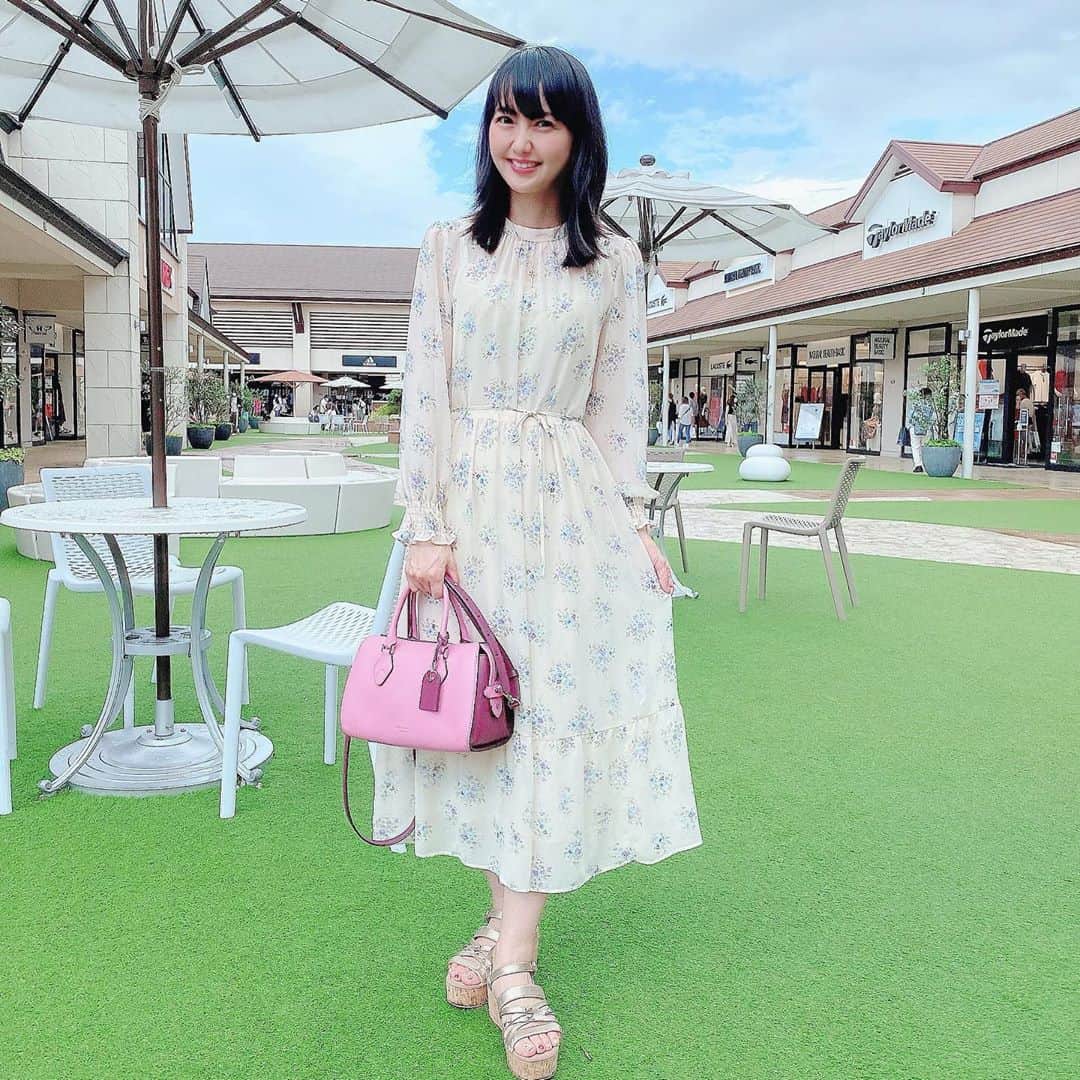 三浦泉さんのインスタグラム写真 - (三浦泉Instagram)「*  * ♩.:*・♪・*:.♬.:*・♩*:.♬.:*・♩・♪:.♬ 久しぶりに木更津アウトレットへ お出かけしました🥰✨  　お皿など収穫あり💖🥰  コーデ👗👠👜💓  👗⇨♡ @anatelier_official   👜⇨♡ @katespadejapan   👠⇨♡ @jillstuart.jp   *  @anatelier_official の シフォン花柄ワンピ　 お友達からも 褒められて嬉しい💓💕  　  ♩.:*・♪・*:.♬.:*・♩*:.♬.:*・♩・♪:.♬ #コーデ #コーディネート #code  #cordinate  #izumiコーデ　🎀 #izumileコーデ #イズミールコーデ #anatelier  #katespade  #jillstuart  #アナトリエ  #ケイトスペード  #ジルスチュアート  #大人可愛い #大人可愛いコーデ」9月6日 17時30分 - princessizu1201
