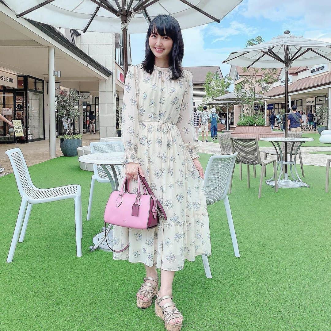 のインスタグラム：「*  * ♩.:*・♪・*:.♬.:*・♩*:.♬.:*・♩・♪:.♬ 久しぶりに木更津アウトレットへ お出かけしました🥰✨  　お皿など収穫あり💖🥰  コーデ👗👠👜💓  👗⇨♡ @anatelier_official   👜⇨♡ @katespadejapan   👠⇨♡ @jillstuart.jp   *  @anatelier_official の シフォン花柄ワンピ　 お友達からも 褒められて嬉しい💓💕  　  ♩.:*・♪・*:.♬.:*・♩*:.♬.:*・♩・♪:.♬ #コーデ #コーディネート #code  #cordinate  #izumiコーデ　🎀 #izumileコーデ #イズミールコーデ #anatelier  #katespade  #jillstuart  #アナトリエ  #ケイトスペード  #ジルスチュアート  #大人可愛い #大人可愛いコーデ」