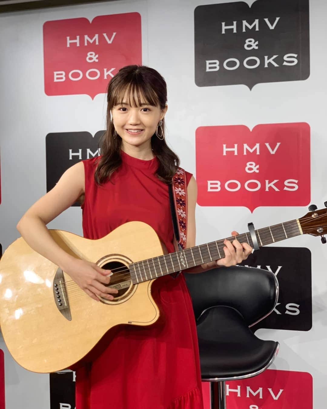 尾崎由香のインスタグラム：「#アコギチャレンジ　無事1幕終幕しました✨  約1ヶ月沢山練習して、間違えながらも弾き語りを披露することが出来ました😂  今後もギターチャレンジは、続く予定なので、頑張りますよ💪  「NiNa」発売配信イベント、全て終わったー！！！ あっという間でした。。  次は、皆さんの前で披露出来ることを願って頑張ります😊 皆ありがとうございました✨  #ギター　#アコースティックギター　#弾き語り」