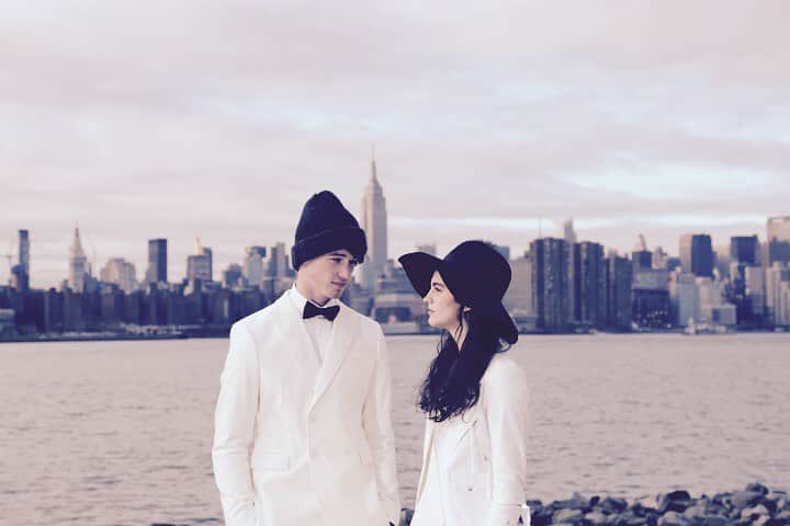 oversea_weddingのインスタグラム：「その旅に 恋をする 写真にこだわるリゾートウェディング ・ いつかのBrooklyn ・ 国内だから時差もなくリーズナブルに、南海の楽園で「宮古ブルー」に輝く空と海に包まれるphotogenicなlover's weddingを。 ・ OPEN記念でinstagram限定特典あります！ まずはお問合せを。 #リゾートウェディング #前撮り #ウェディングフォト #後撮り #星空撮影 #ウェディングドレス #hawaiiwedding #花嫁ヘア #フォトウェディング #卒花 #プレ花嫁 #卒花嫁 #日本中のプレ花嫁さんと繋がりたい #沖縄挙式 ウェディング #沖縄ウェディング #写真好き #宮古島 #ビーチフォト #dancingbear #onelove #海外ウェディング #宮古島旅行 #ウェディングブーケ #リゾ婚 #与那覇前浜ビーチ #お色直し #入籍 #宮古ブルー #モバイルウェディング #さとうきび畑の一本道」