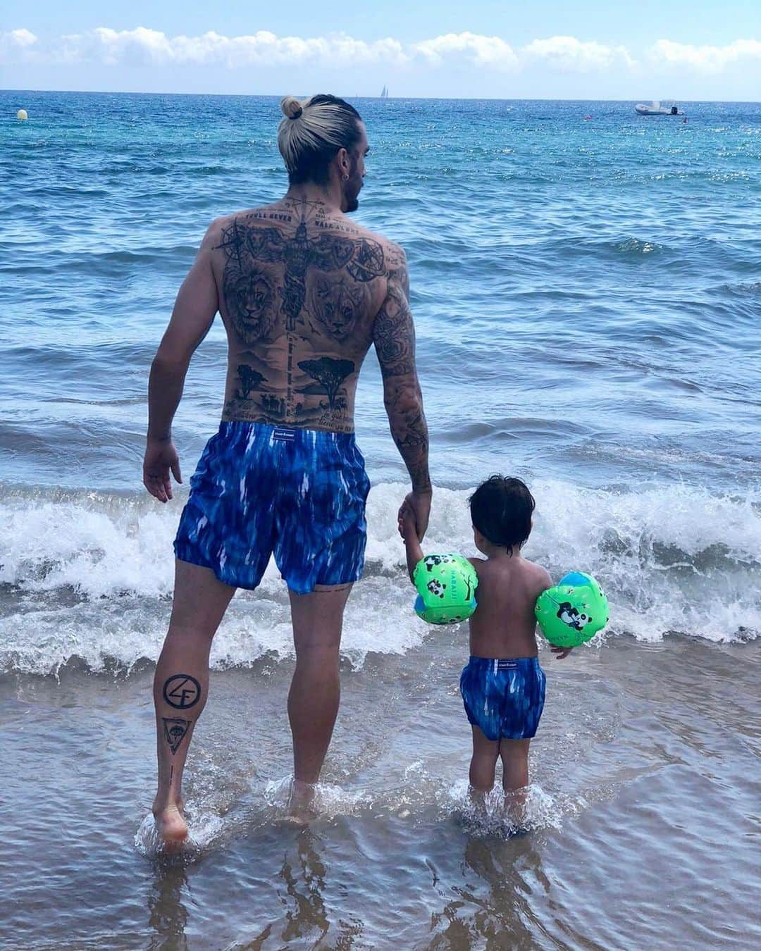 ホセ・マヌエル・フローレス・モレノのインスタグラム：「“ Vale la pena ... “  😎🏝  #cabodegata #relax #disconnection #mypreseason #beach #life #love #happiness #fatherandson #babystyle #quality #beautiful #nice #amazing #momentsunics」