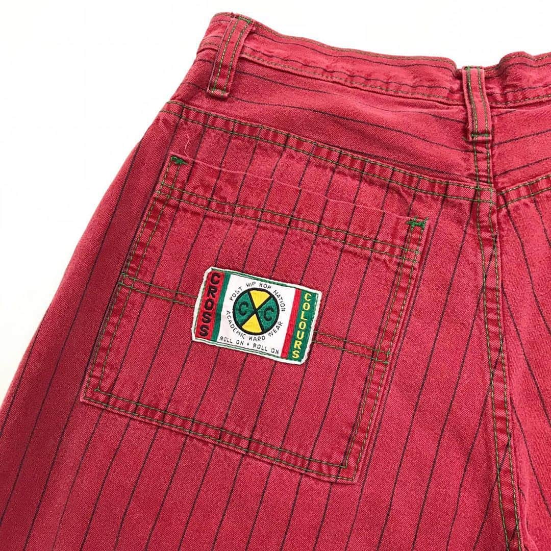 のインスタグラム：「80's～ CROSS COLOURS ¥7000+tax  1980年代から90年代初頭にストリートでも人気だったブラックカルチャー・ブランド。 その代表とも言えるのがこのクロス・カラーズです。  こちらはクロスカラーズの中でも定番のバギー・ショーツ。 赤いボディーに黒のストライプとグリーンのステッチが効いてます！ .  WEB SHOPに入荷しております。 是非ご覧ください。 jammru.com  #お問い合わせはお電話で承ります #jammru#crosscolours  #osaka  #fashion  #streetstyle  #streetfashion  #vtg  #vintage  #used  #usedclothing  #古着 #古着屋 #ファッション #70s #80s #90s #ご来店の際はマスクの着用をお願い致します」