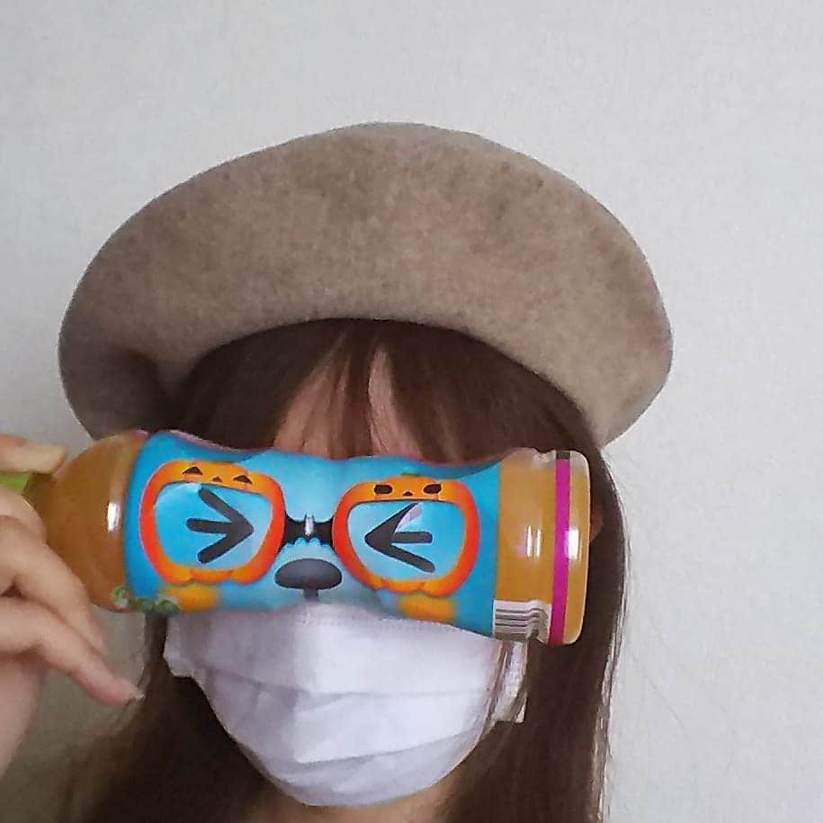 sweet_strawberryさんのインスタグラム写真 - (sweet_strawberryInstagram)「🍊Qoo #クー 🔵 🎃ハロウィン仕様パッケージ 👓 完全にパケ買い👛 なんかボトル小さいなぁ？と思ったら、｢425ml｣ だった。 #qoo#オレンジジュース#秋先取り#先取り#季節限定#ハロウィン仮装#ペットボトル#パッケージデザイン#変顔#変装#ベレー帽コーデ#日常の一コマ#日々の暮らしを楽しむ#眼鏡女子#めがね#自撮り部#インカメ」9月6日 17時40分 - sweet_strawberry