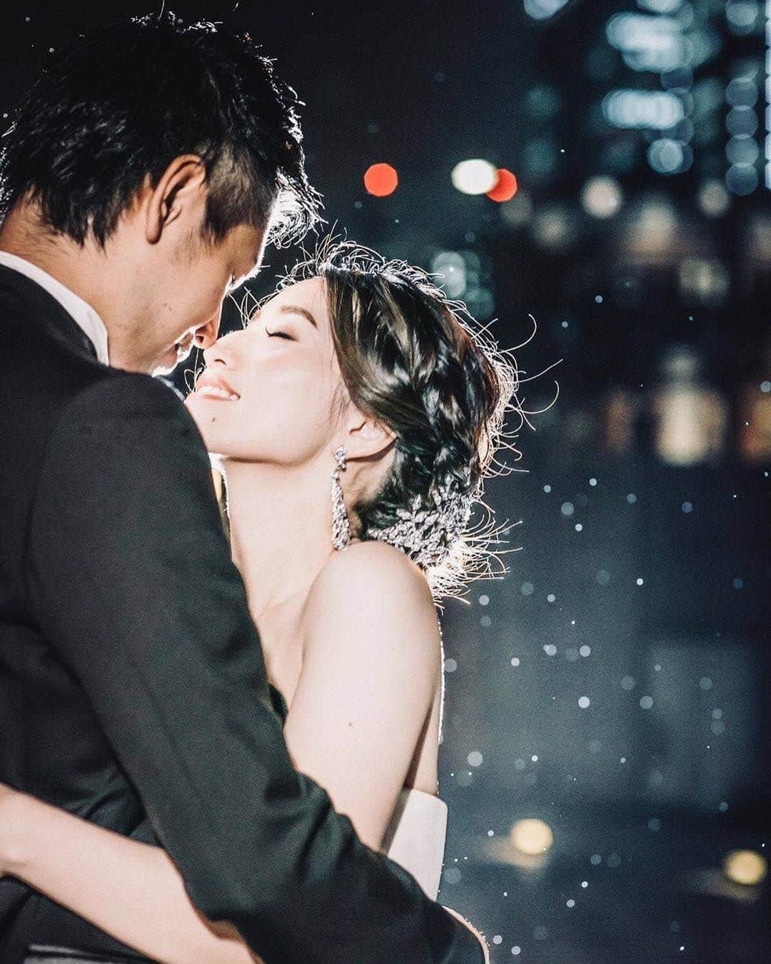 のインスタグラム：「@farny_weddingをフォローして #プラコレ #farnyレポ を付けて投稿してくださいね♥ . :-: :-: :-: :-: :-: :-: :-: :-: :-: 本日紹介したいウェディングフォトは・・・ @ayako.bridalphotography さん♡ . 東京駅、丸の内でのロマンチックな撮影* 雨の滴と光がおふたりを照らし出し 映画のワンシーンの様なショットに..♡ 東京駅での撮影は、 ウェディングフォトの名スポットとして 花嫁さまからとっても人気なんですよ＊ ==================== . \\花嫁ライター募集中// @farny_wedding の DMより”Farny 花嫁ライター希望”とお送りくださいね◎ 担当者から折り返しご連絡さしあげます⁂ . \\花嫁アプリ // プロのアドバイザーに結婚式の相談を何度でも♡ ウェディングドレスの記事や、 自分のウェディングレポを残せちゃう♡” . ＞＞＞TOPのURLからcheck ⋈ @placolewedding ＞＞＞結婚のご相談は プラコレウェディングアドバイザーへ♡ @wedding_adviser ＞＞＞ウェディングレポを残したいなら、 farny by プラコレをcheck ✎ @farny_wedding ＞＞＞ウェディングアイデア＆DIYは ドレシーアイデアcheck ❁ @dressy_idea . ┈┈┈┈┈┈┈┈┈┈┈┈┈┈┈┈┈┈┈ #プレ花嫁 #卒花嫁 #結婚準備 #結婚式 #結婚式場 #当日レポ #撮影指示書 #weddingtbt #ウェディングフォト　 #卒花しました #farnyレポ #前撮り #2020秋婚 #2020冬婚 #挙式 #令和花嫁 #全国のプレ花嫁さんと繋がりたい #東京駅前撮り #東京駅後撮り #東京花嫁 #フォトウェディング #ナイトウェディング #おしゃれ花嫁 #丸の内 #丸の内フォト #大人花嫁 #鼻キス #抱っこショット」