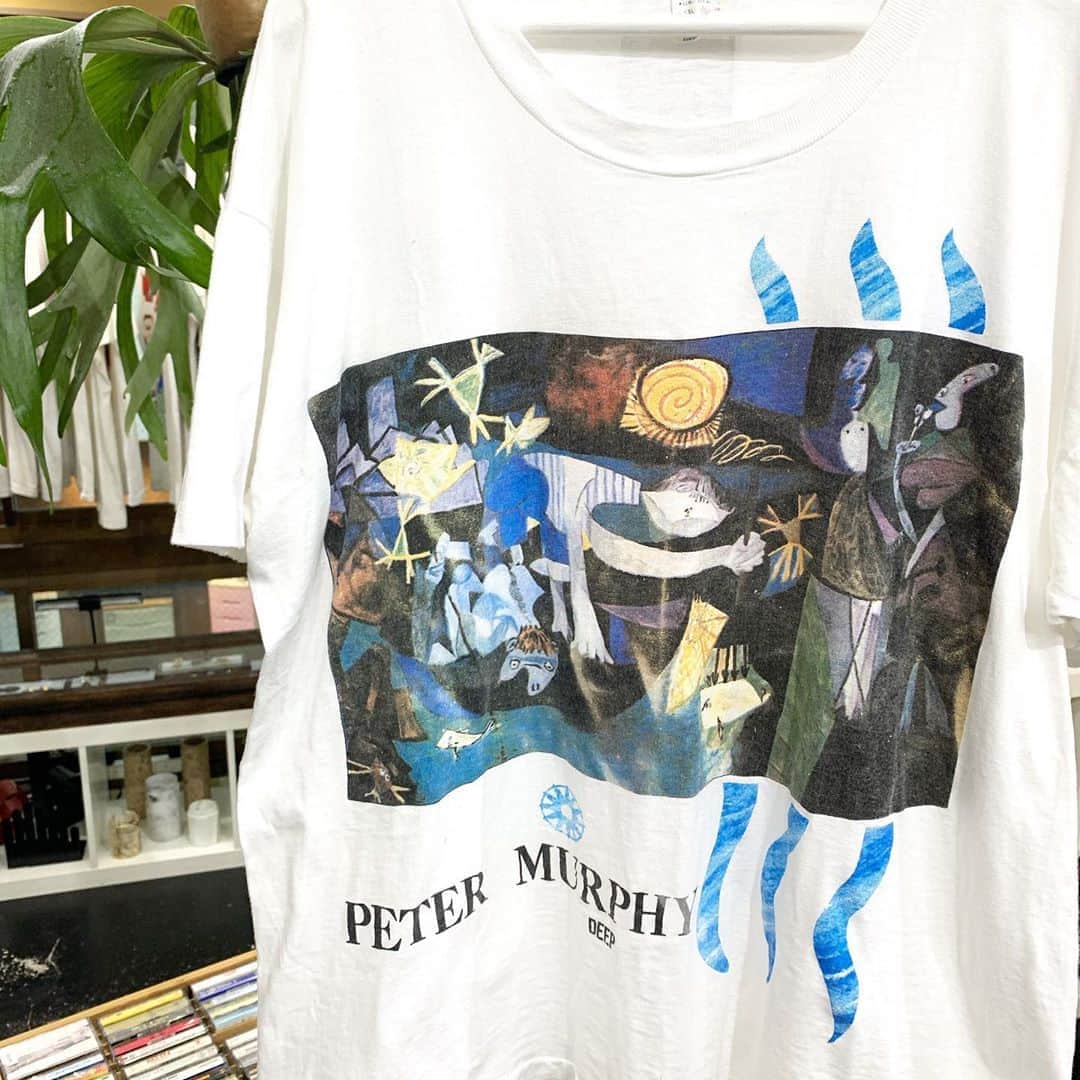 ジャムルさんのインスタグラム写真 - (ジャムルInstagram)「1990's　PETER MURPHY ¥16000+tax  ゴシック・ロックの先駆者と言えるイギリスのバンド、Bauhaus。 そのVo.だったのが通称「ゴスの帝王」ことピーター・マーフィーです。  こちらは1990年にリリースした「DEEP」のツアーTシャツになります。 フロントにはピカソが描いた「Night Fishing At Antibes」のグラフィック。 深い色使いが美しく、ロックとアートが同時に楽しめる贅沢な1枚！ .  WEB SHOPに入荷しております。 是非ご覧ください。 jammru.com  #お問い合わせはお電話で承ります #jammru#jammru_tee#vintagetshirt #vintagetee#petermurphy #bauhaus  #osaka  #fashion  #streetstyle  #streetfashion  #vtg  #vintage  #used  #usedclothing  #古着 #古着屋 #ファッション #70s #80s #90s #ご来店の際はマスクの着用をお願い致します」9月6日 17時44分 - jammru
