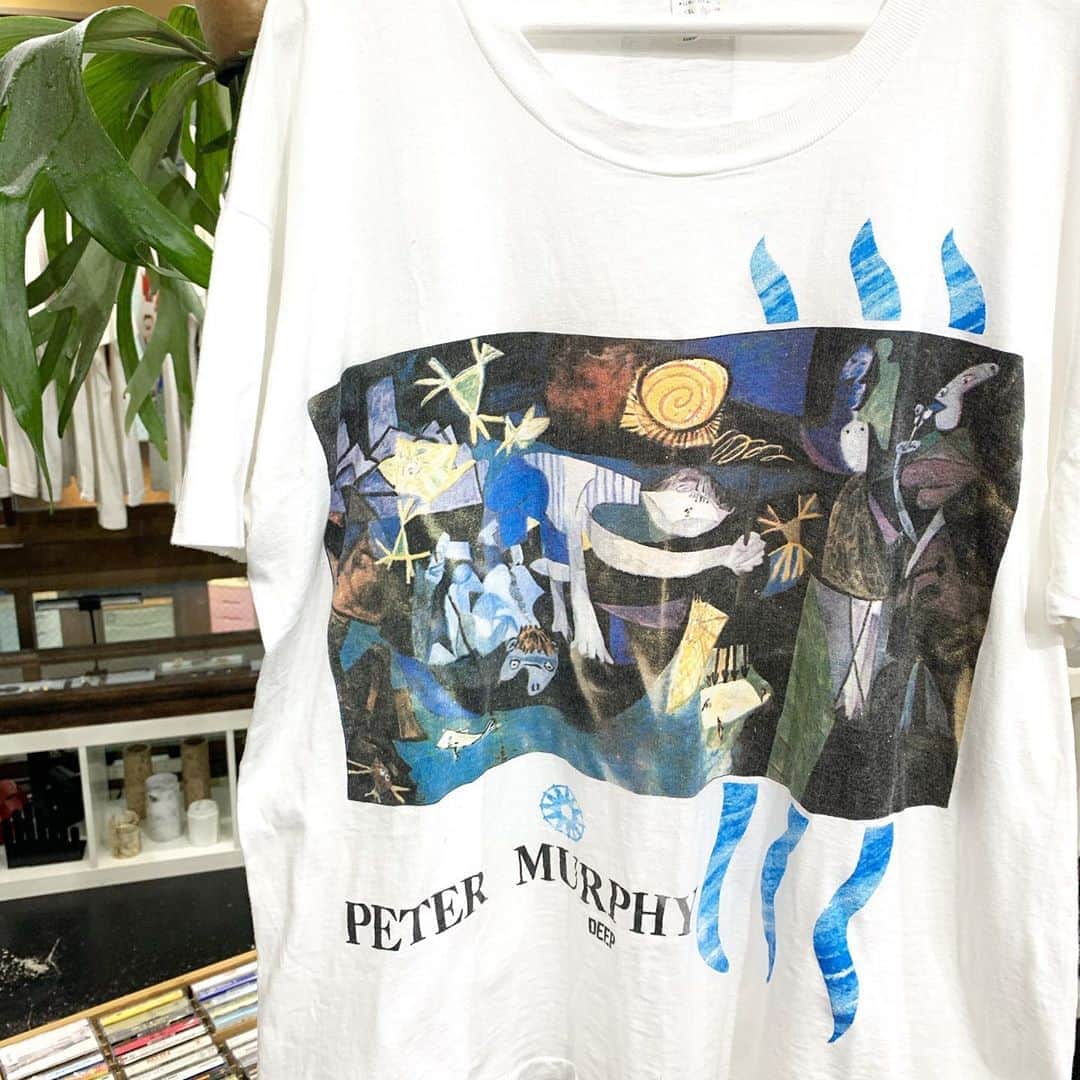 のインスタグラム：「1990's　PETER MURPHY ¥16000+tax  ゴシック・ロックの先駆者と言えるイギリスのバンド、Bauhaus。 そのVo.だったのが通称「ゴスの帝王」ことピーター・マーフィーです。  こちらは1990年にリリースした「DEEP」のツアーTシャツになります。 フロントにはピカソが描いた「Night Fishing At Antibes」のグラフィック。 深い色使いが美しく、ロックとアートが同時に楽しめる贅沢な1枚！ .  WEB SHOPに入荷しております。 是非ご覧ください。 jammru.com  #お問い合わせはお電話で承ります #jammru#jammru_tee#vintagetshirt #vintagetee#petermurphy #bauhaus  #osaka  #fashion  #streetstyle  #streetfashion  #vtg  #vintage  #used  #usedclothing  #古着 #古着屋 #ファッション #70s #80s #90s #ご来店の際はマスクの着用をお願い致します」