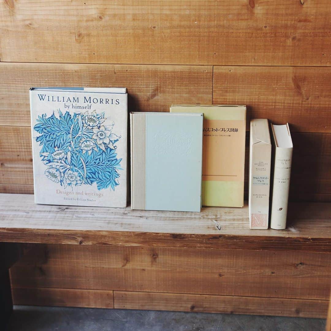 nostos booksさんのインスタグラム写真 - (nostos booksInstagram)「《ウィリアム・モリスとケルムスコット・プレス》 アーツ・アンド・クラフツ運動を主導したウィリアム・モリス。自身の印刷工房から出版された美しい書籍をご紹介。  ◯『William Morris by Himself』 まずはこの一冊。「モダンデザインの父」として知られるウィリアム・モリスの生涯とその仕事を包括的に紹介した一冊。アート、デザイン、そして詩にいたるまで、多方面で活躍した氏を歩みを豊富な図版で紹介されています。  ◯『ケルムスコット・プレス ウィリアム・モリスの印刷工房』 モリスが立ち上げた印刷工房／ケルムスコット・プレスの変遷をウィリアム・S・ピータースンが辿った一冊。「ヴィクトリア朝時代の印刷事情」「モリスト書物の芸術」「モリスとケルムスコット・プレスの遺産」などを収録。  ◯『ケルムスコット・プレス図録』 愛書家・関川左木夫と英国のプライヴェート・プレス研究の権威コーリン・フランクリンらの共著による図録。デザイナーなどとしても活躍したモリス自筆の装丁図案も併せて収録されています。表紙手漉局紙装、限定1500部。  商品の詳細は【商品タグ】をご覧ください。﻿  ------------------- 現在実店舗は、土日祝のみの営業とさせていただいております。 休日は完全予約制ではありませんが、大変混み合いますので、ご来店の際はぜひ事前にご予約ください。 下記をご確認のうえ、オンラインストアの予約フォーム、またお電話やメールにてご連絡ください。  ・ご来店日時 （※混雑時はご利用時間を1時間とさせていただく場合がございます） 下記の時間帯からお選びください。 13〜14時 14〜15時 15〜16時 16〜17時 17〜18時 ・ご予約名 ・人数 ・お電話番号 ご予約はこちらから▼ TEL：03-5799-7982 Mail：info@nostos.jp   ---------------------」9月6日 17時45分 - nostosbooks