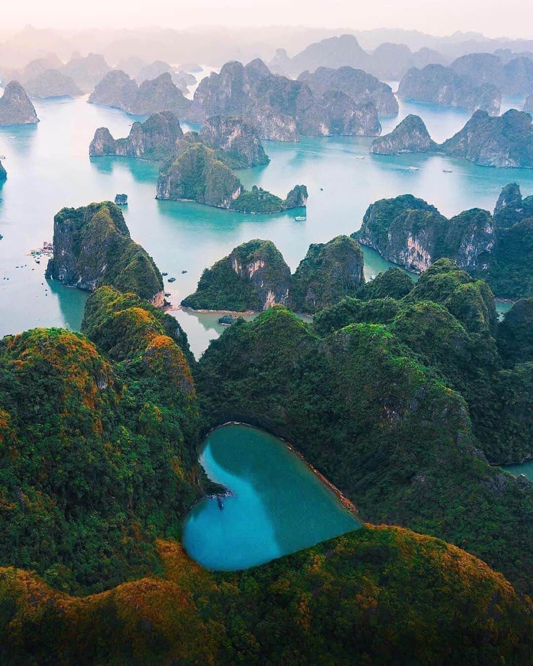 Earth Picsさんのインスタグラム写真 - (Earth PicsInstagram)「The beauty of Vietnam 🇻🇳, Halong Bay. Photo by @mblockk #earthpix #vietnam」9月6日 17時54分 - earthpix