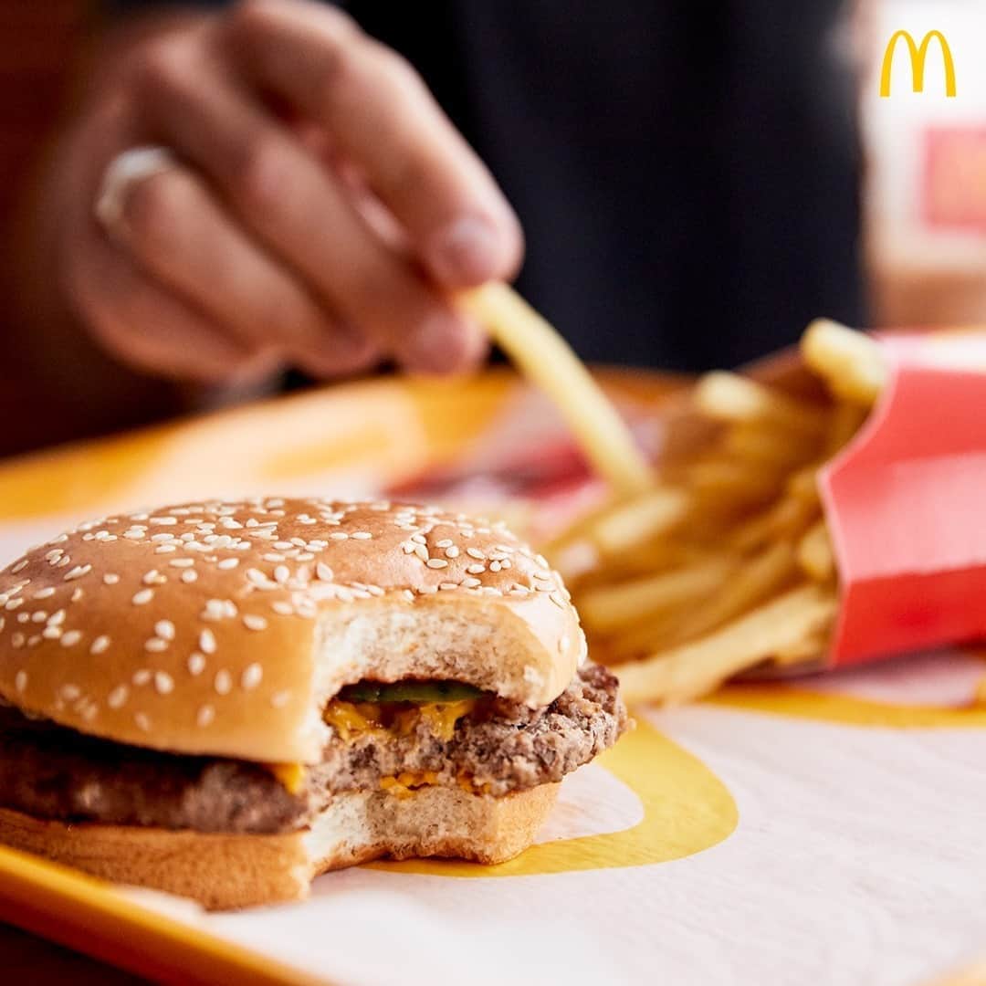 のインスタグラム：「Looking for the ultimate comfort food before the week starts? Get our Quarter Pounder with Cheese together with our World Famous Fries. 🍔 🍟  Order now via McDo Drive-Thru, Take Out, or Pick-Up. You can also get it via the McDelivery PH App, McDo Messenger, or call 8888-6236 (for NCR).」
