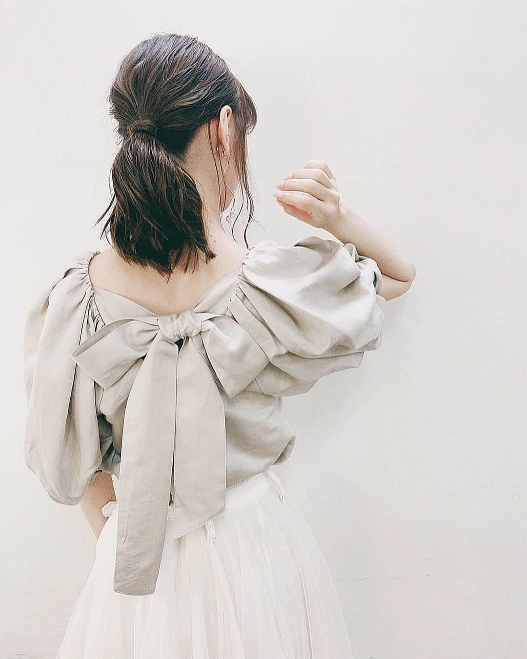 のインスタグラム：「. . この衣装、後ろ姿もかわいすぎた😌💕 今日はとっても楽しいお仕事がありました！ そして今夜お知らせがありますので 楽しみにしてて下さると嬉しいです🙏 . . #addictnoir」