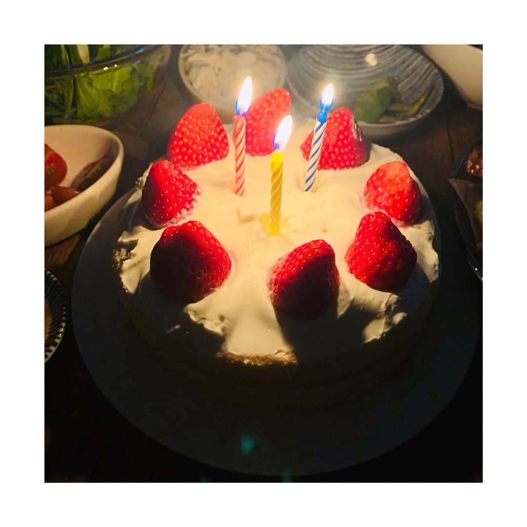 芳根京子さんのインスタグラム写真 - (芳根京子Instagram)「結構前ですが 兄が誕生日ケーキを作ってくれました。 (誕生日からも結構すぎてた。笑 私が地方に行っていたからね。)  今まで兄が料理をしてくれるなんてなかったので、妹、とても感激して一口一口噛みしめながら食べました。  今まで食べたケーキの中で1番美味しかったよ、ありがとう！  生春巻きも作ってくれた。  #🍓」9月6日 18時08分 - yoshinekyoko