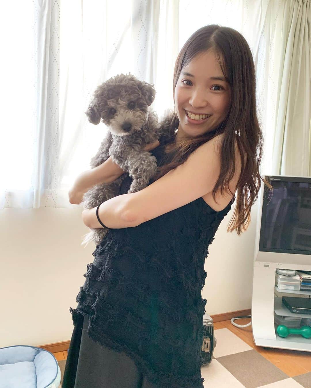 仮谷せいらのインスタグラム：「9/1がママのお誕生日🎂だったので ドッキリ帰省してきました✨ お休みが1日しか無かったので 弾丸日帰りですが😭  初めてlukeにも会えたよ🐶 終始吠えられまくりで悲しい😂😂 でもきゃわゆす〜😍  かなり久々に実家に帰れて 晩ご飯一緒に食べれてお祝いできて パワーチャージできました💗  ママお誕生日おめでとー！！！！🎂」