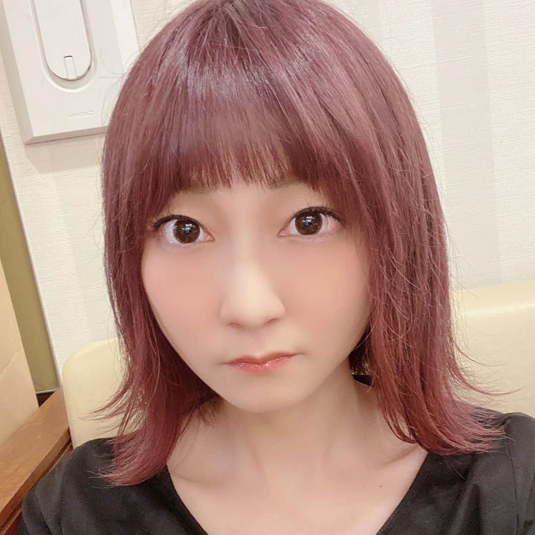 ヒラヤマンのインスタグラム：「髪染めた！唇どこww #ラベンダーピンク #美容院」