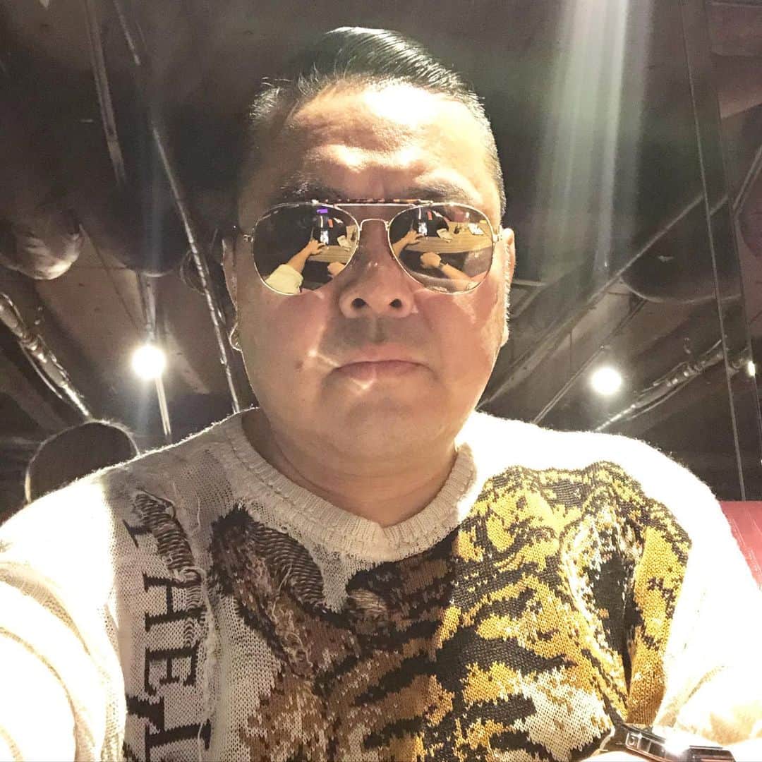 大地洋輔のインスタグラム：「🕶🕶🕶 久々のDJダイノジ仕事。  よろしくお願いします🕶  #DJダイノジ #無観客 #配信 #緊張します #サングラスに色々写ってる #ちょい恥ずかしい」