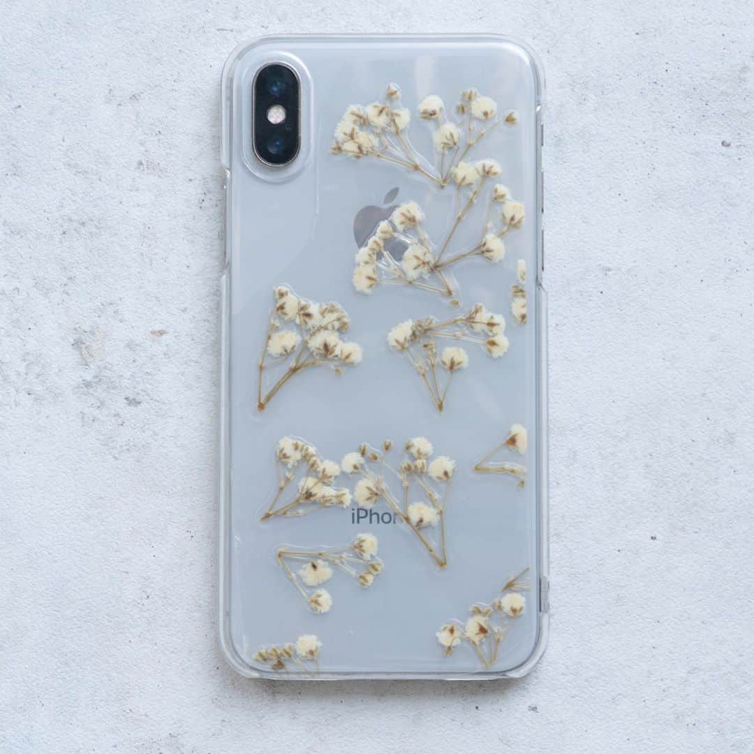 waco⭐️CHACOのインスタグラム：「new phone case film gypso  透明の携帯ケースと携帯の間に挟んでお使いいただけるかすみ草のプレスシートです。 本物のドライフラワーのかすみ草を薄くプレスしました。 どの携帯でも使っていただけるよう、ご自身でお好きな形にカットしてお使いいただけます💘  サイズ 約15cm x 7cm 1枚 500円+ tax」