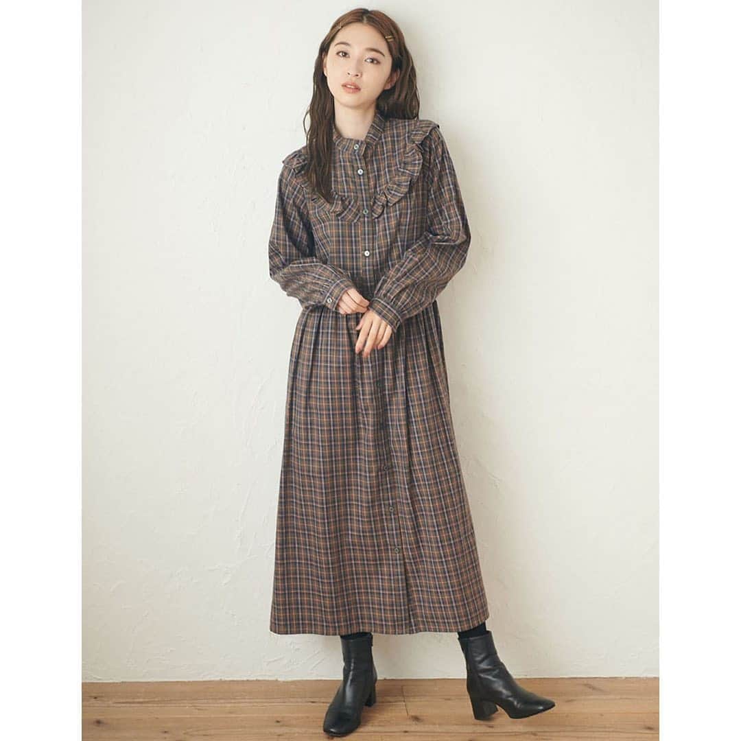 のインスタグラム：「\王道チェック柄ワンピース🥀/﻿ ﻿ ☑︎PLAID DRESS ¥12,000+tax (RED,OLIVE)﻿ ﻿ 1枚でサマになる、プリティッシュなチェック柄ワンピ❤︎﻿ ハイウエストの切り替えデザインで、スタイルアップ効果も✨﻿ 前のボタンを開ければ、羽織りとしても使えて着回し力抜群✔️﻿ ブーツでクラシカルに着るのも◎、スニーカーでハズすのも◎🧚‍♀️﻿ ﻿ ﻿ 画像をタップして商品情報をチェック🏷﻿ ﻿ ﻿ ┈┈通販サイトはこちら┈┈﻿ ・Official online store calif﻿ ・ZOZOTOWN ﻿ 悩んだときはお気に入り登録！﻿ ┈┈┈┈┈┈┈┈┈┈┈┈┈﻿  #milkfed #milkfedjp﻿ #ミルクフェド ﻿ #ガーリーストリート﻿ #秋コーデ #チェック柄 #ワンピース」