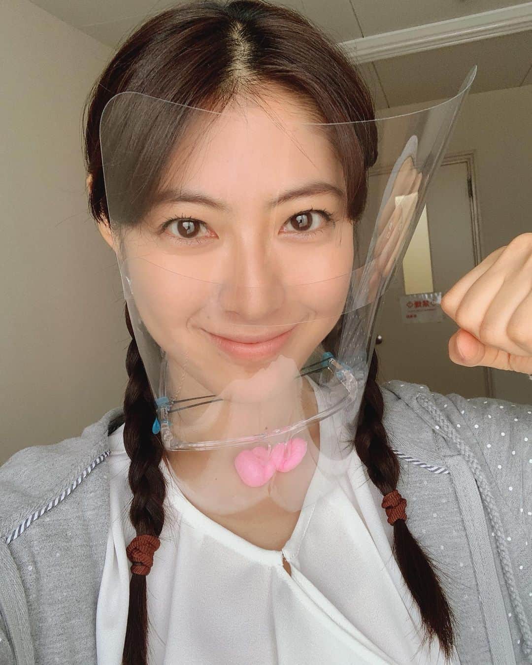 瀧本美織のインスタグラム：「「検事・佐方〜恨みを刻む〜」いよいよ今夜21:00〜！楽しんでいただけたら嬉しいです👑 撮影中はメイクさん手作りのフェイスシールドにお世話になりました☺️💐 いつも元気でマイペースな尚子😋佐方さんとのギャップも楽しんでもらえたら。  "Kenji,Sakata " Finally at 21:00 tonight!  I hope you enjoy it 👑  During the shooting, I was taken care of by the face shield handmade by Make-up ☺️💐 Naoko who is always cheerful and at your own pace 😋  I hope you enjoy the difference with Mr. Sakata.   #ドラマ  #検事佐方  #今夜9時   #メイクさんお手製  #フェイスシールド」
