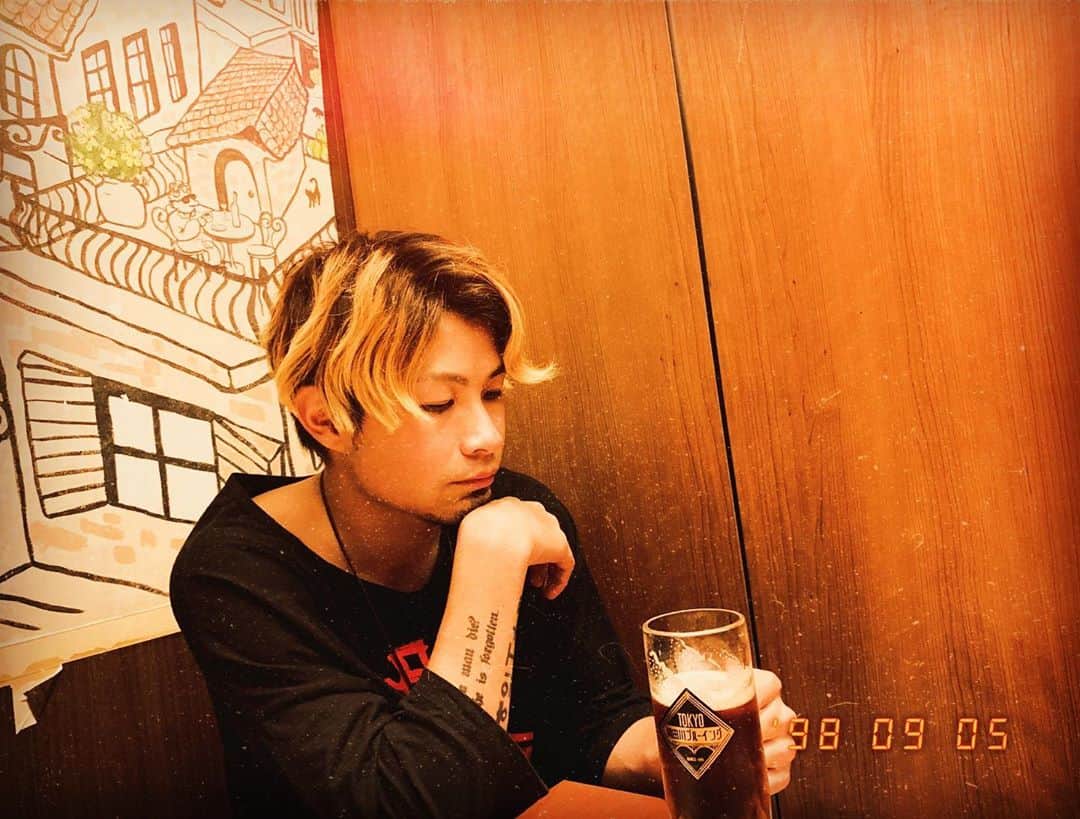 のインスタグラム：「お酒はビール派です🍺  #タトゥー男子 #タトゥー #ビール #ビール好きな人と繋がりたい #ビール好き #ビールで明日を幸せに #お酒 #お酒好き #センター分け #金髪 #オーバーサイズ #オーバーサイズtシャツ #夏 #夏服コーデ #おやすみ #休日 #休日の過ごし方 #空ふぁむ #vivian #オシャレ #エモい #レトロ #彼女目線  #インスタ映え #instalike #instagood #ノリ #しっぽり  #最高かよ #髪型アレンジ」