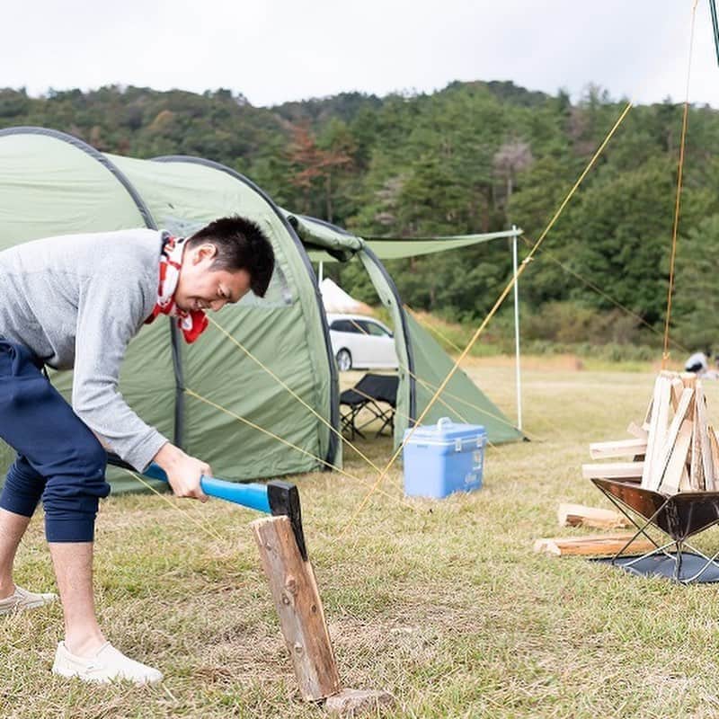 キャンプ情報サイト［ランタン］さんのインスタグラム写真 - (キャンプ情報サイト［ランタン］Instagram)「CAMP SMILE STYLE ／ 仲間同士で薪割りに自炊 男だけの会話を楽しむ ＼ いろんなキャンパーのキャンプスタイルを現地取材と一般キャンパーからの投稿で数多く掲載してます。 . . 詳しくは @lantern.camp webサイトをご覧ください . . #camp #camping #outdoor #travel #trip #lantern_smile #nature #キャンプ #キャンプ用品 #キャンプギア #アウトドア #テント #自然 #旅行 #キャンプ初心者  #キャンプ好きな人と繋がりたい #camper #外遊び #グループキャンプ #LANTERN #グルキャン #キャンプレイアウト #薪割り #BBQ #キャンプ飯 #ソーセージ #fordexplorer #bbq🍖 #焚き火台 #焚き火」9月6日 18時14分 - lantern.camp