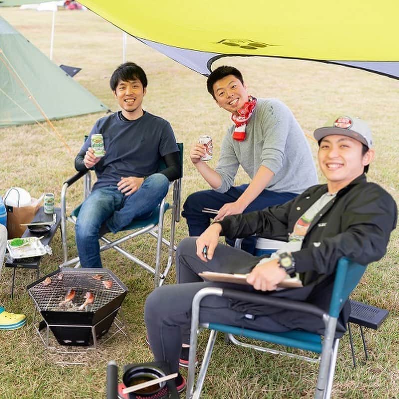 キャンプ情報サイト［ランタン］さんのインスタグラム写真 - (キャンプ情報サイト［ランタン］Instagram)「CAMP SMILE STYLE ／ 仲間同士で薪割りに自炊 男だけの会話を楽しむ ＼ いろんなキャンパーのキャンプスタイルを現地取材と一般キャンパーからの投稿で数多く掲載してます。 . . 詳しくは @lantern.camp webサイトをご覧ください . . #camp #camping #outdoor #travel #trip #lantern_smile #nature #キャンプ #キャンプ用品 #キャンプギア #アウトドア #テント #自然 #旅行 #キャンプ初心者  #キャンプ好きな人と繋がりたい #camper #外遊び #グループキャンプ #LANTERN #グルキャン #キャンプレイアウト #薪割り #BBQ #キャンプ飯 #ソーセージ #fordexplorer #bbq🍖 #焚き火台 #焚き火」9月6日 18時14分 - lantern.camp