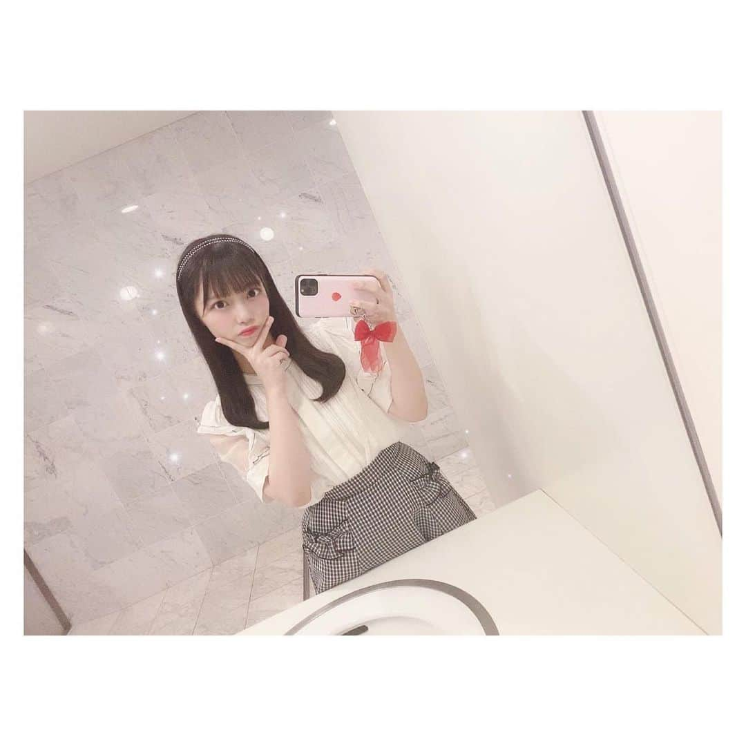 岩田陽菜さんのインスタグラム写真 - (岩田陽菜Instagram)「今日のオンラインお話し会の私服です♡❤︎♡﻿ ﻿ topsの肩の透け感とか、skirtの細かいチェック柄が特にお気に入りポイント〜☺️﻿ ﻿ スマホケースも最近新しくしたんだ〜🍓﻿ ﻿ #STU48#私服#ootd#summerfashion#fashion﻿ #tops#snidel#skirt#tittyandco#カチューシャ#モノトーンコーデ#モノトーン#チェック柄#ブラウス#スマホケース#11pro#Ciara#いちご#strawberry#リボン」9月6日 18時26分 - hina_naso_stu48