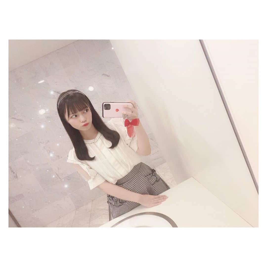 岩田陽菜さんのインスタグラム写真 - (岩田陽菜Instagram)「今日のオンラインお話し会の私服です♡❤︎♡﻿ ﻿ topsの肩の透け感とか、skirtの細かいチェック柄が特にお気に入りポイント〜☺️﻿ ﻿ スマホケースも最近新しくしたんだ〜🍓﻿ ﻿ #STU48#私服#ootd#summerfashion#fashion﻿ #tops#snidel#skirt#tittyandco#カチューシャ#モノトーンコーデ#モノトーン#チェック柄#ブラウス#スマホケース#11pro#Ciara#いちご#strawberry#リボン」9月6日 18時26分 - hina_naso_stu48