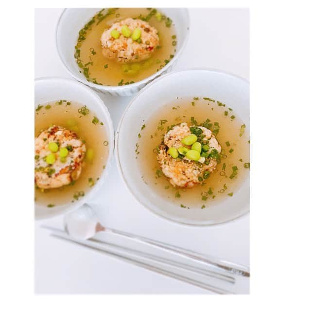 のインスタグラム：「昨夜沢山のがんもどきを揚げて(残ったのは3つしかないけど💦) 今日はお出汁に入れていただきました。  具材には人参、南瓜、枝豆、天然海藻あかもくを木綿豆腐に入れて卵、米粉を混ぜて揚げます。かなり具沢山にします！  お出汁はカツオ節と煮干しで出汁を取り白だしで味つけ。 生姜と紫蘇、分葱、枝豆をいれて出汁をかけます〜 がんもどきに野菜がたくさん入っていますので具沢山の和スープ！  お出汁がしみてより一層美味しくなりますー  #おうちごはん #豆腐と枝豆 #soyfood #gultenfree #大豆イソフラボン #女性ホルモンを整える  #肌にも効果的  #maeyukareshipi」