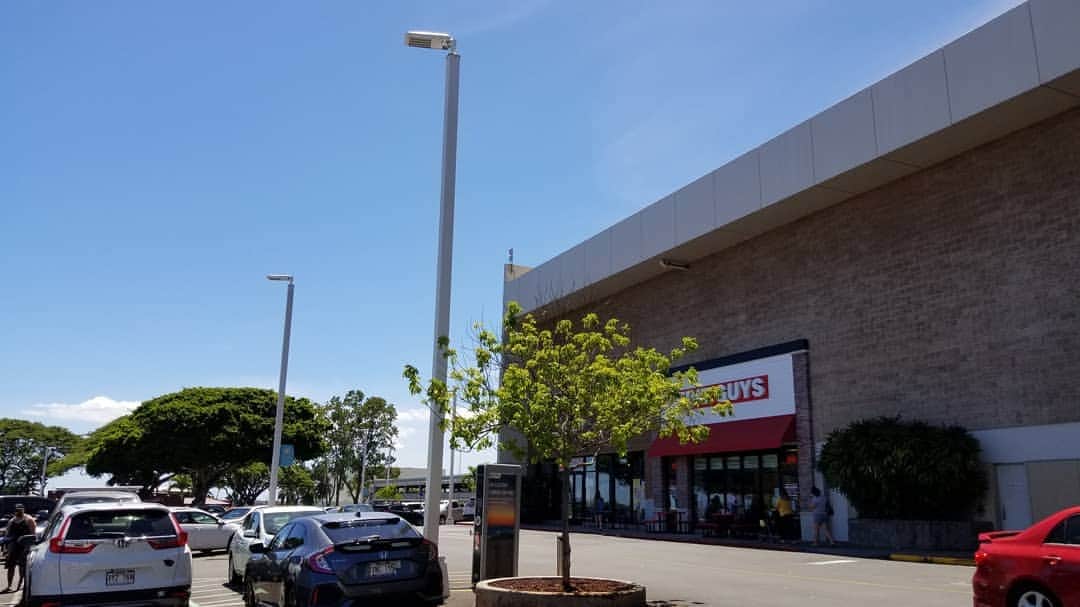 瀬川慶のインスタグラム：「Enjoy the local atmosphere @pearlridge  ロコ気分とアメリカンな雰囲気楽しめるパールリッジセンター 動画に夢中で素人感満載の写真で許して  YouTube: Aloha Style#8  https://youtu.be/VMc05GbRkWI  #Hawaii #aloha #pearlridgecenter #shoppingmall #covid19hawaii #stayhome #socialdistancing #karaokebox #localsfavorite  #ハワイ　#アロハ　#パールリッジセンタ―　#お一人様カラオケ　#ハワイにも登場　#ユーチューブ　#アロハスタイル　#外出禁止令　#ロコ気分　#コロナに負けるな　#写真イケてない　#チャンネル登録お願いします」