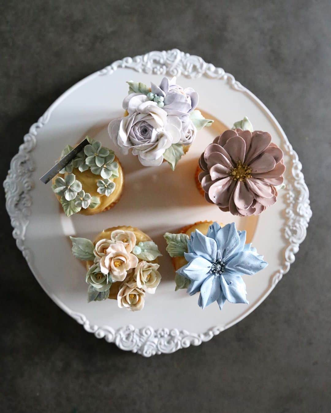 청담 수케이크 (atelier soo)さんのインスタグラム写真 - (청담 수케이크 (atelier soo)Instagram)「ㅡ 컵케이크 두번째버전 ㅡ #flower #cake #flowercake #partycake #birthday #bouquet #buttercream #baking #wilton #weddingcake ㅡ www.soocake.com vkscl_energy@naver.com」9月6日 18時33分 - soocake_ully