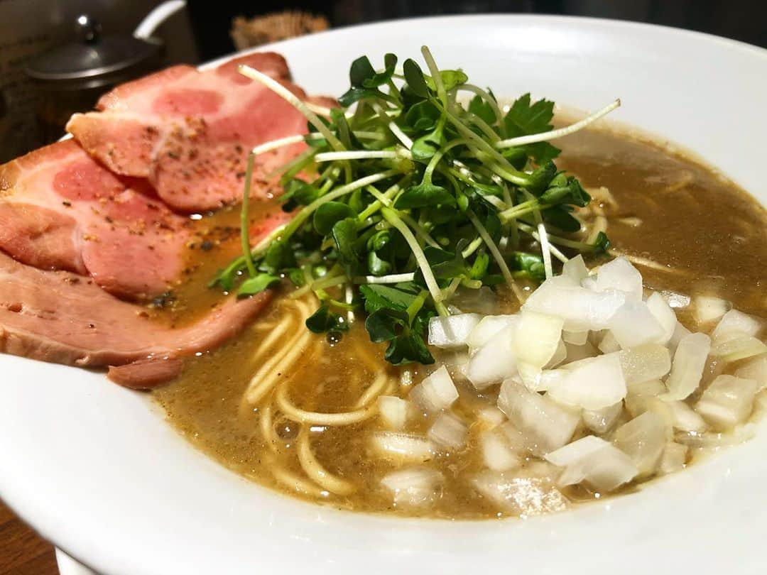 吉田早織さんのインスタグラム写真 - (吉田早織Instagram)「麺屋むね瑠　本郷三丁目 食べログ3.76  濃厚鳥賊煮干中華そば(醤油)をいただきました🍜 残念ながら私の好みではありませんでした😂😂 鳥賊の臭みが苦手だった〜💦💦 あと、玉ねぎ乗ってるのに気付かなくて。 生のねぎ系苦手なんだった。笑笑 (自分が悪いwww)  けど接客がとても良く、パーテーションもあり 味変調味料が3つも置いてあって楽しかった😋✨  #本郷三丁目#本郷三丁目グルメ#むね瑠#醤油ラーメン#ラーメン大好き #ラーメン女子 #中華そば#絶品 #旨い #夜ご飯 #ラーメン　#グルメ好きな人と繋がりたい #グルメスタグラム #グルメ女子#お酒好きな人と繋がりたい#ラーメン好きな人と繋がりたい#食べログ高評価#食べログ#麺スタグラム #followme#followforfollowback」9月6日 18時34分 - saoriyoshida034